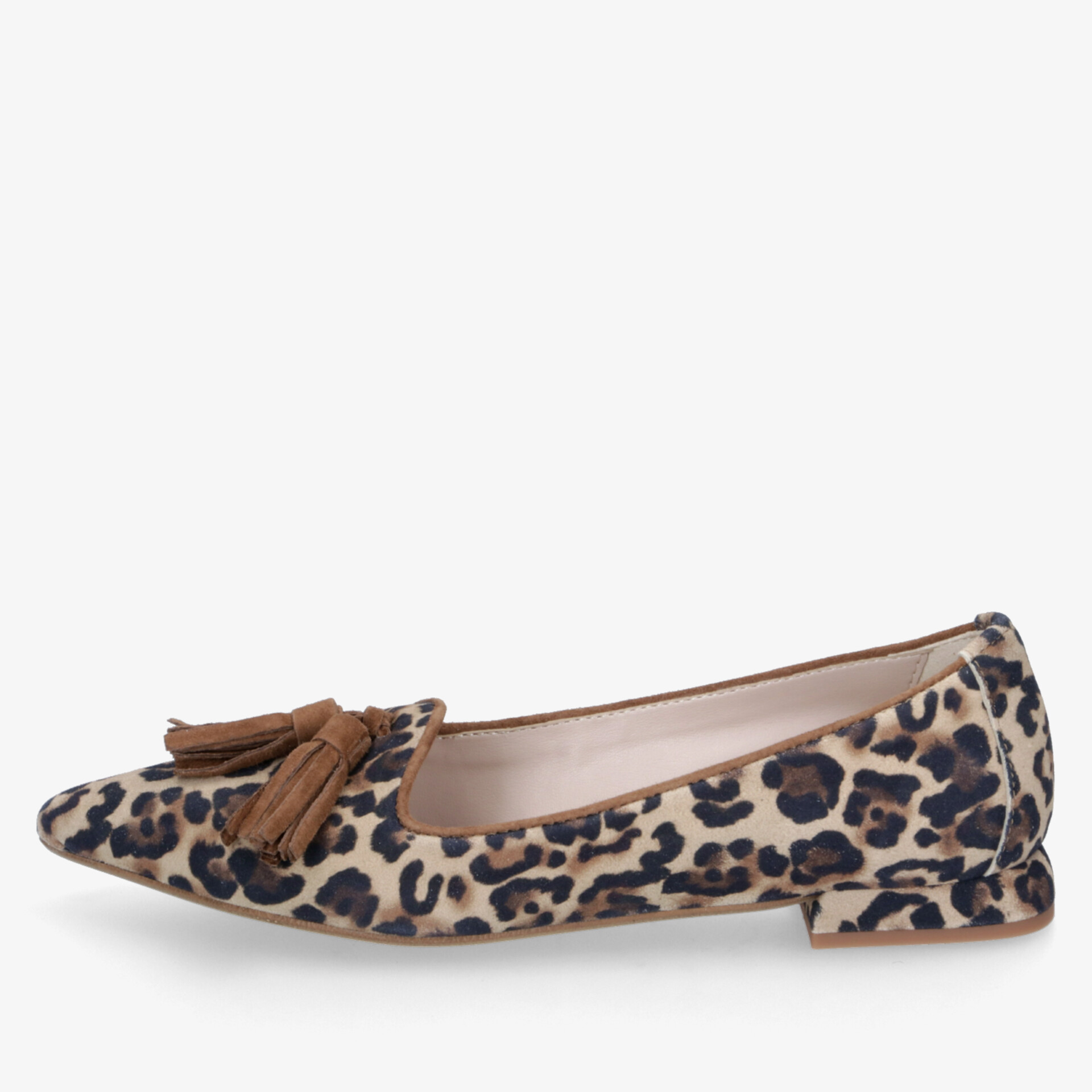 Flacher, eleganter Schuh mit auffälligem Leopardmuster und dekorativen Quasten für modischen Komfort