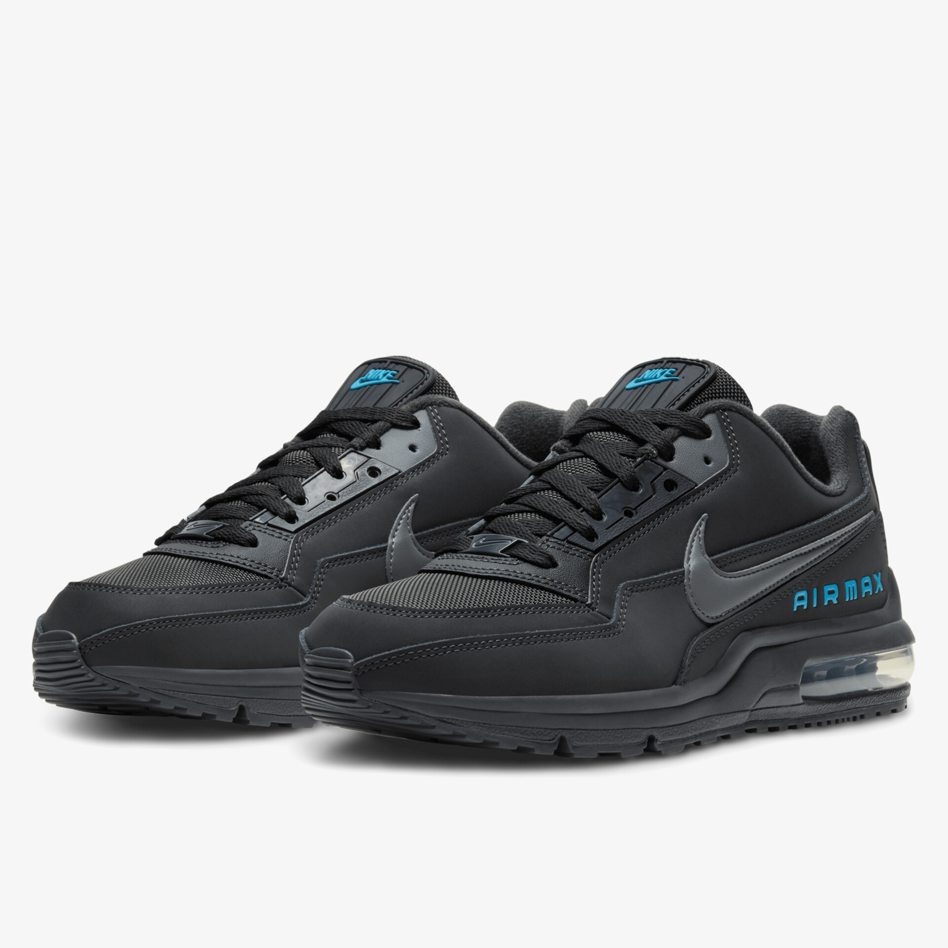 Modische schwarze Sneaker mit auffälligem Design und markantem Swoosh-Logo.