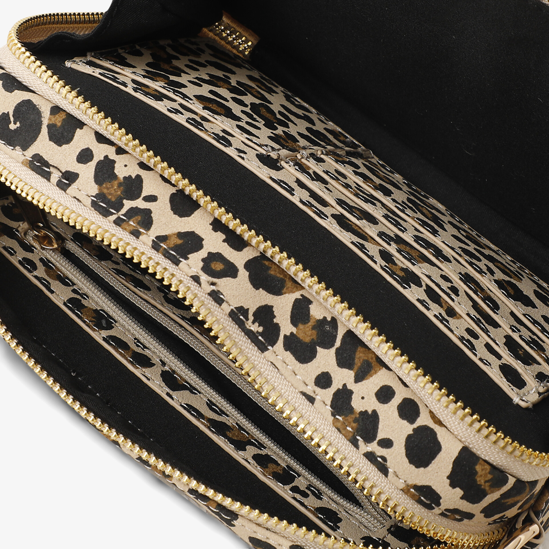 Nahaufnahme eines Reißverschlussfachs mit Leopardmuster und mehreren Innenfächern aus hochwertigem Material