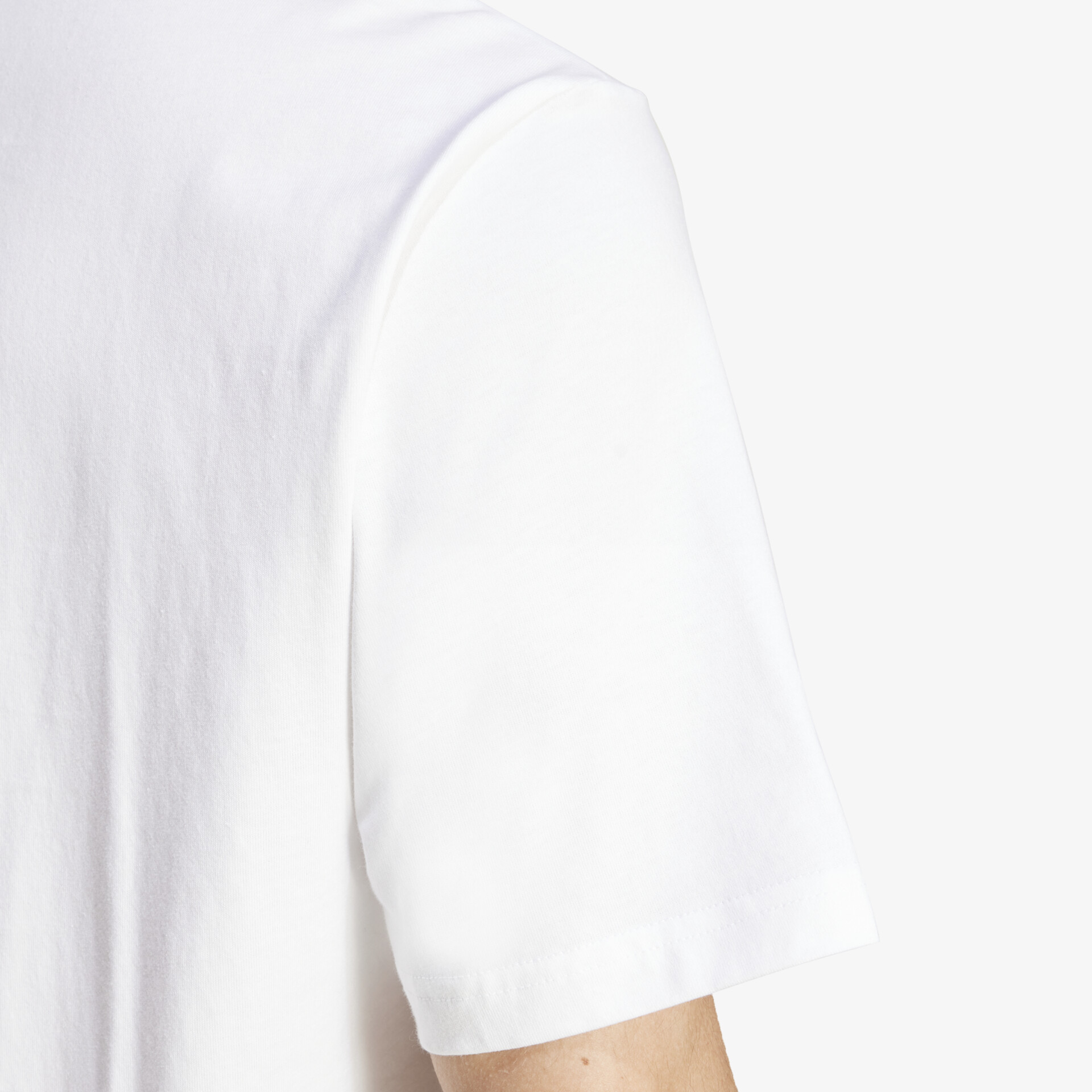 Weißes T-Shirt Ärmel Detail mit weichem Material und klarer, sauberer Verarbeitung sichtbar