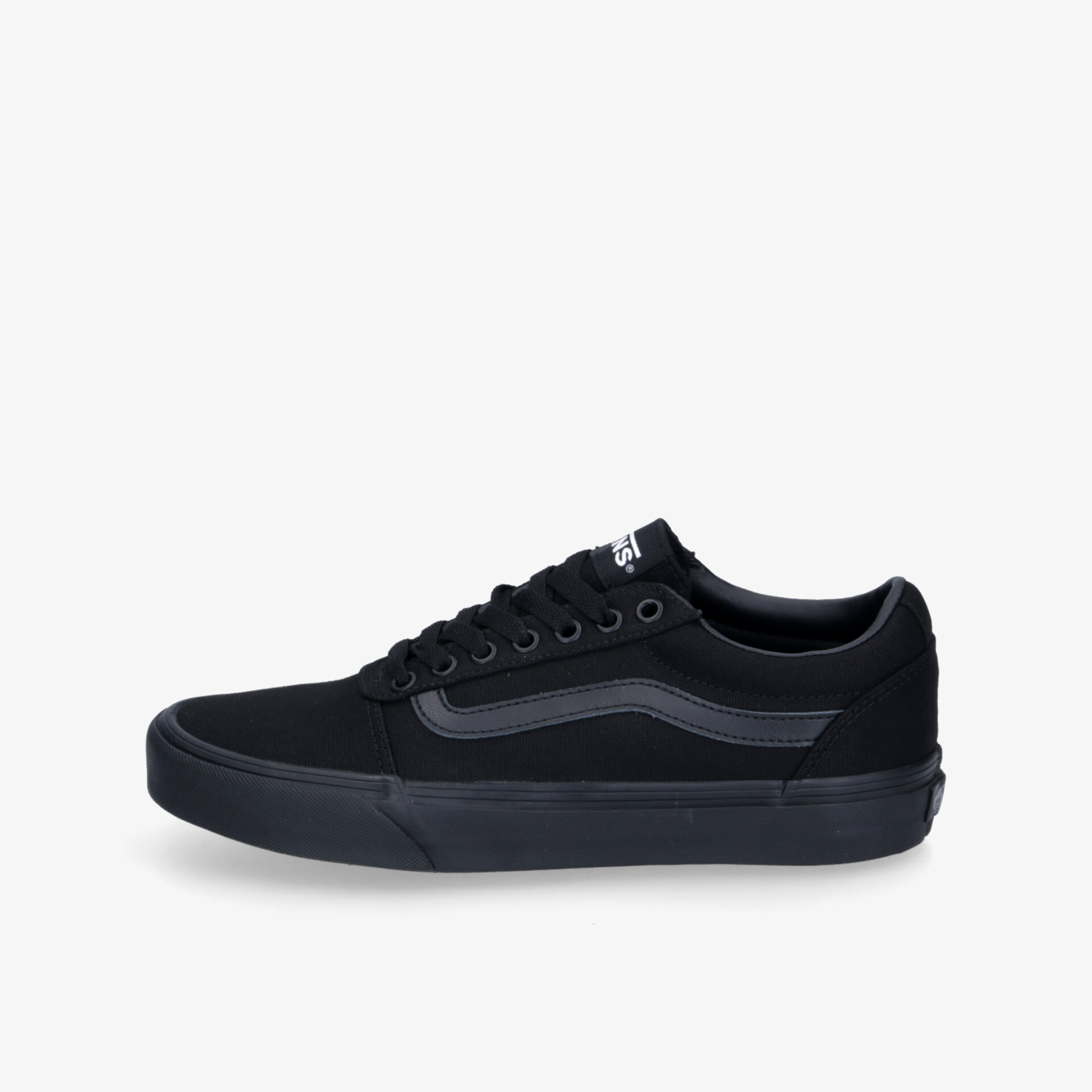 Schwarzer Sneaker in klarer seitlicher Ansicht, robustes Material, bequeme Passform und klassische sportive Optik