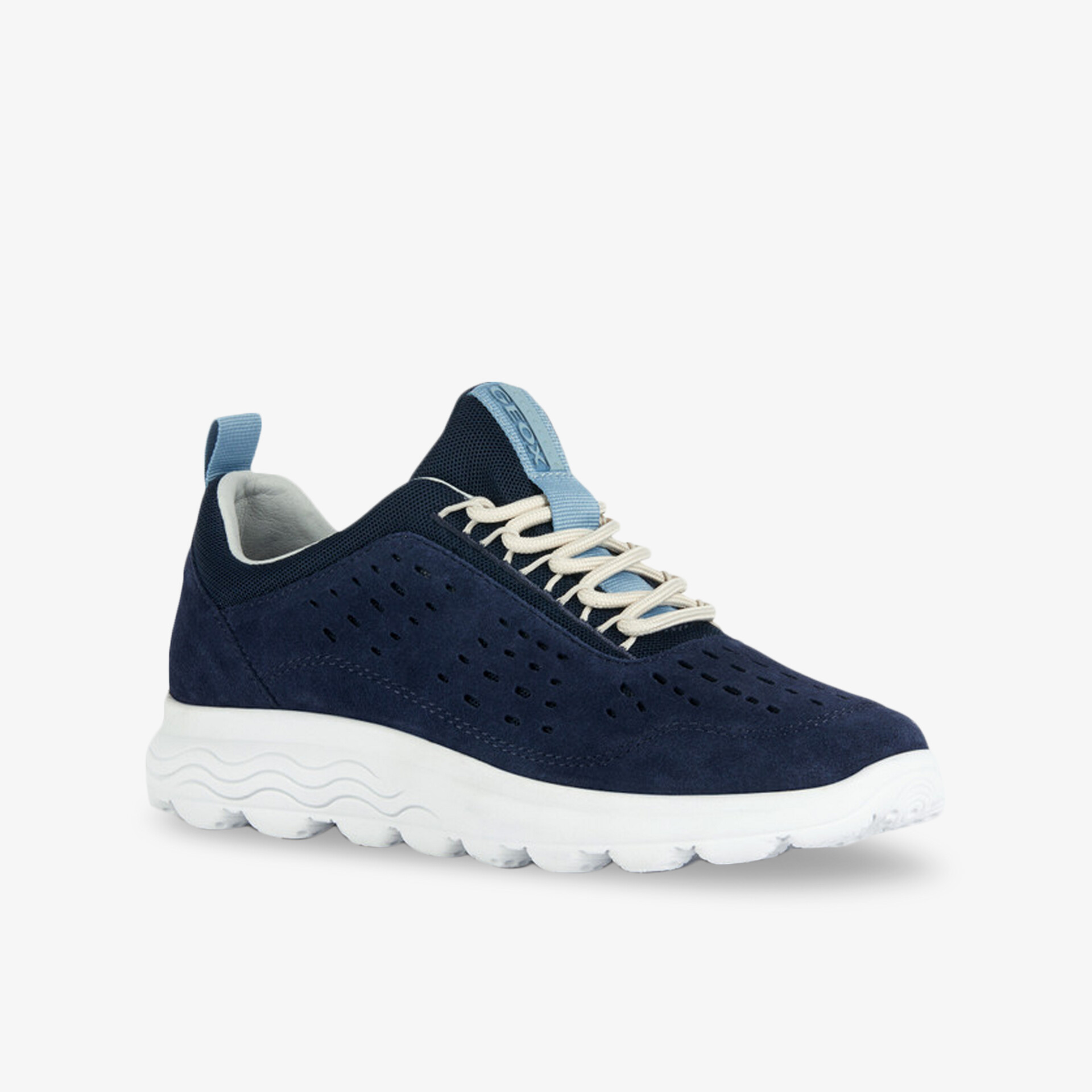 Moderner blauer Sneaker mit weißer Sohle, atmungsaktivem Obermaterial und bequemer Passform.