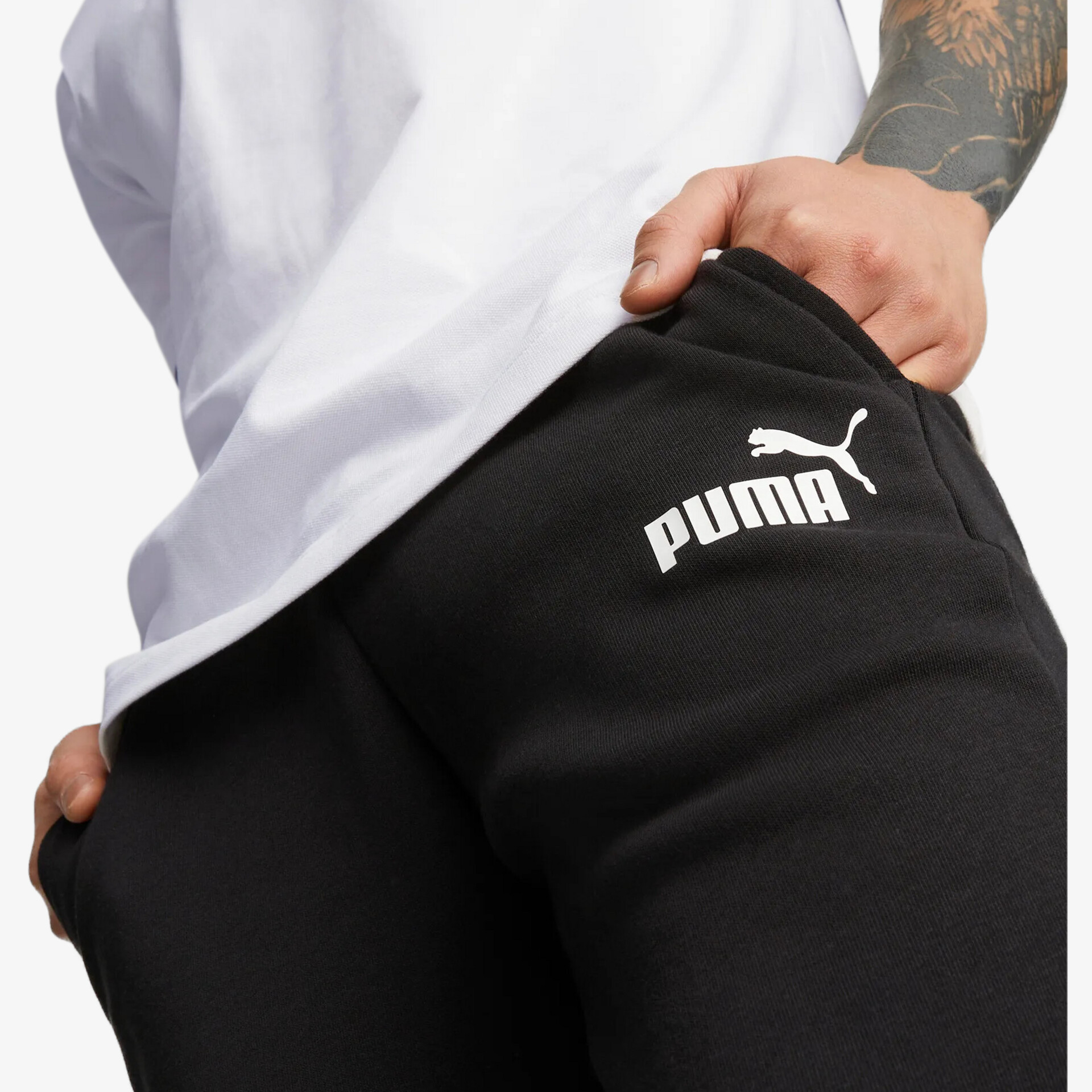 Schwarze Freizeithose mit elastischem Bund und sichtbarem Puma-Logo, komfortabel und sportlich gestaltet
