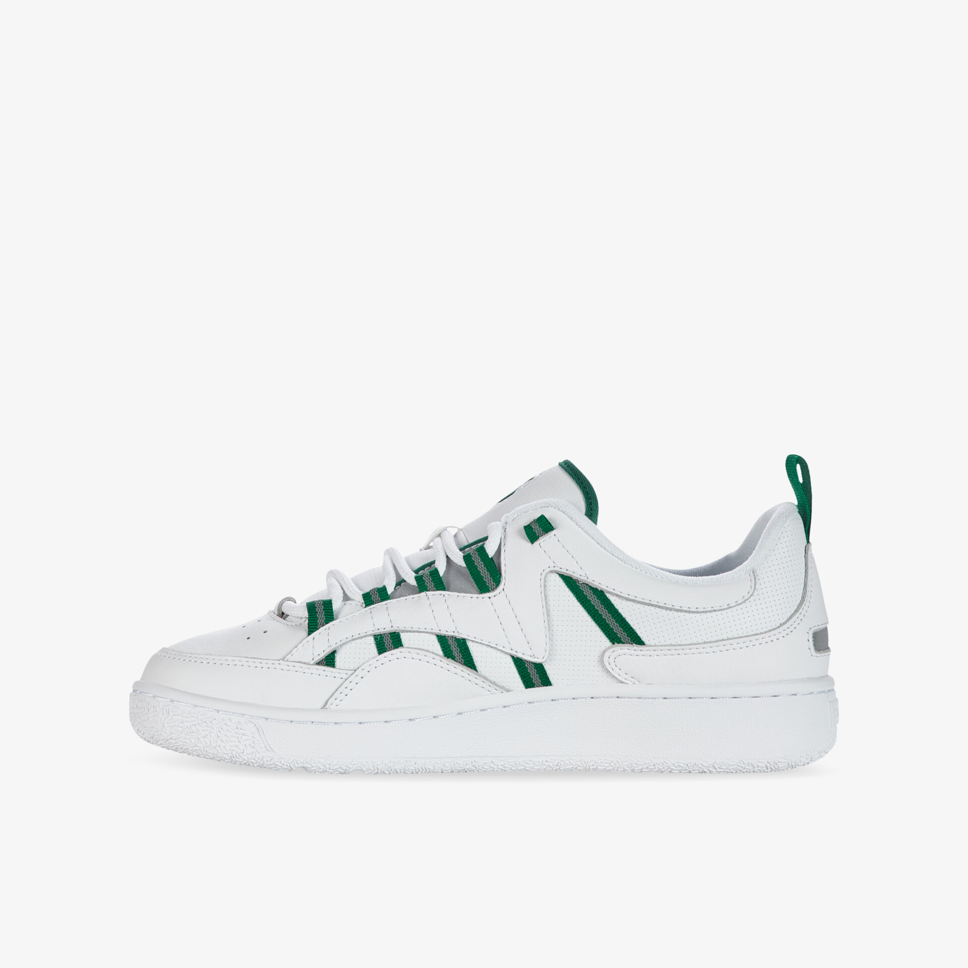 Moderner weißer Sneaker mit grünen Akzenten, seitlicher Streifen und glatter Sohle, ideal für trendbewusste Looks.