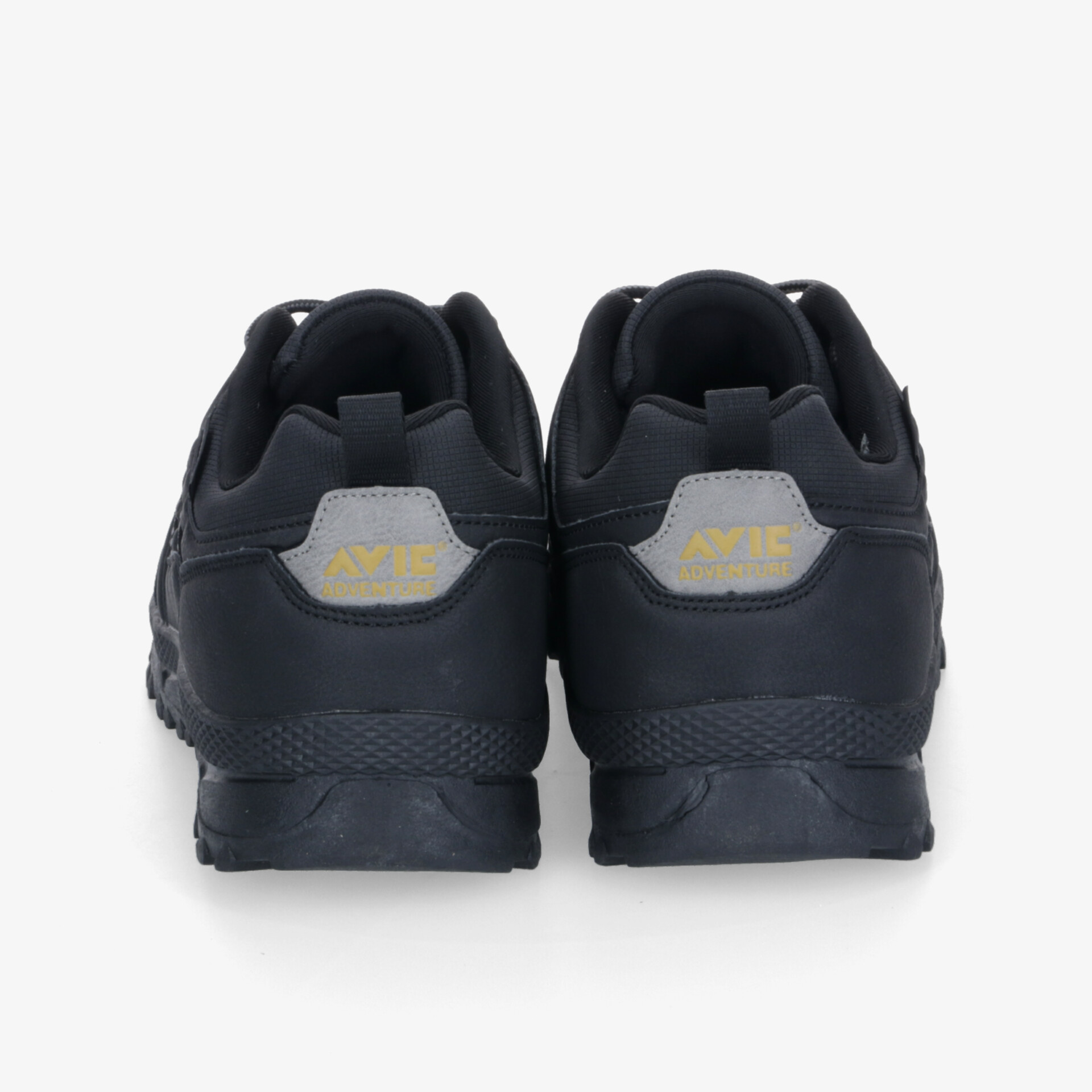 Schwarze sportliche Sneaker in Paar-Ansicht von hinten mit gepolstertem Schaft und rutschfester Sohle