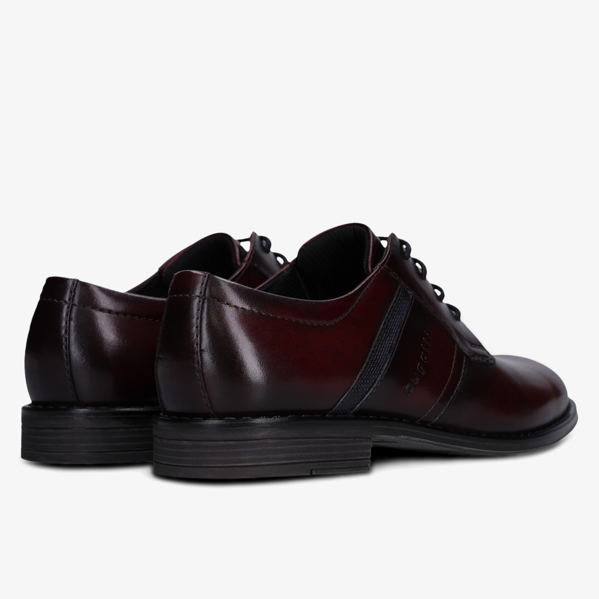 Dunkelrote Lederschuhe mit eleganter Schnürung und robuster Profilsohle, Rückansicht