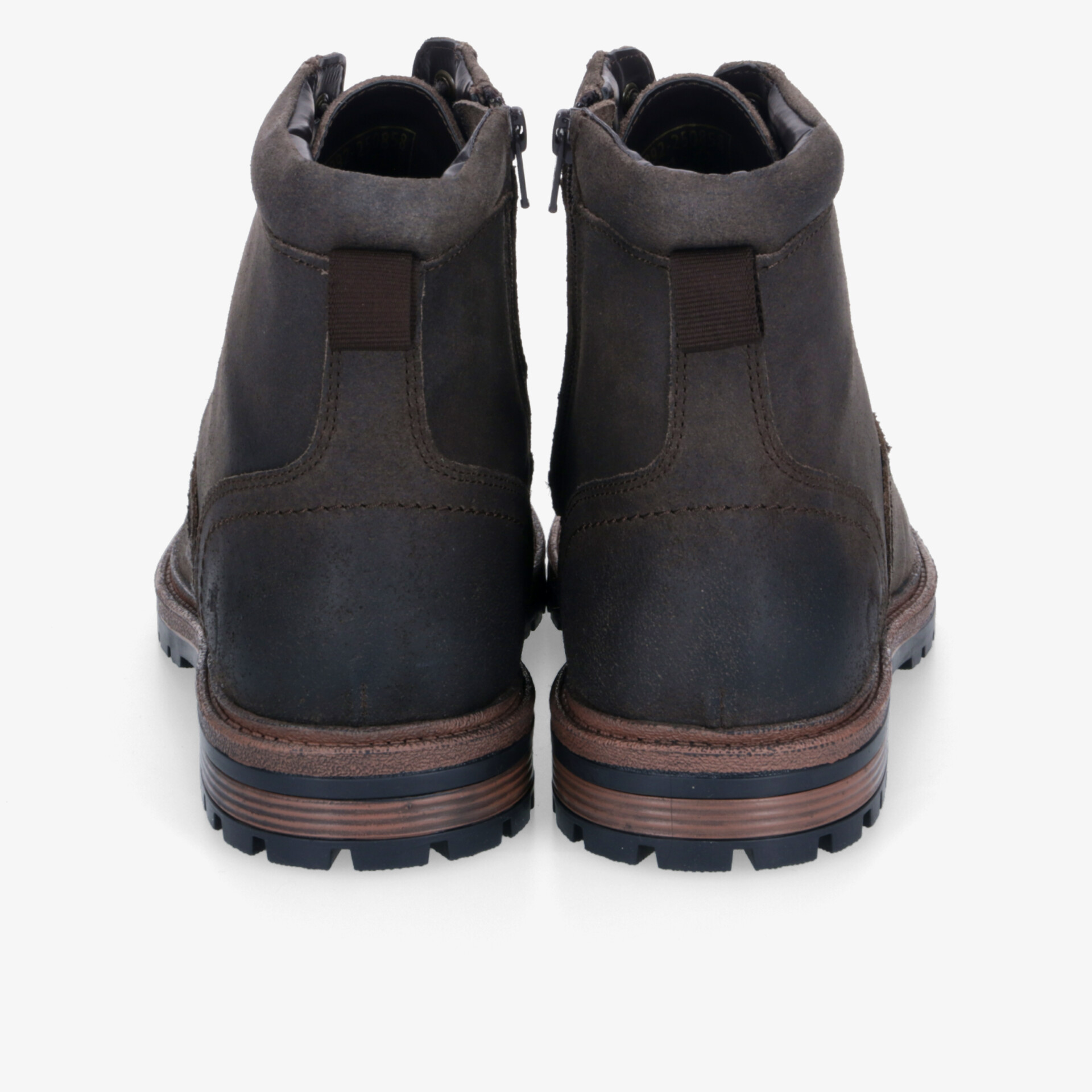 Robuste braune Lederstiefel mit gepolstertem Schaft und rutschfester Sohle, Rückansicht zeigt stabile Verarbeitung