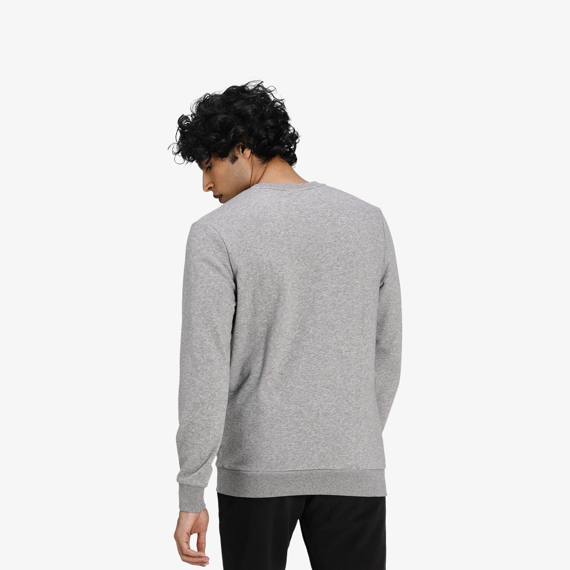 Rückansicht eines grauen Sweatshirts mit langem Ärmel in lockerem, bequemem Schnitt auf einer Person