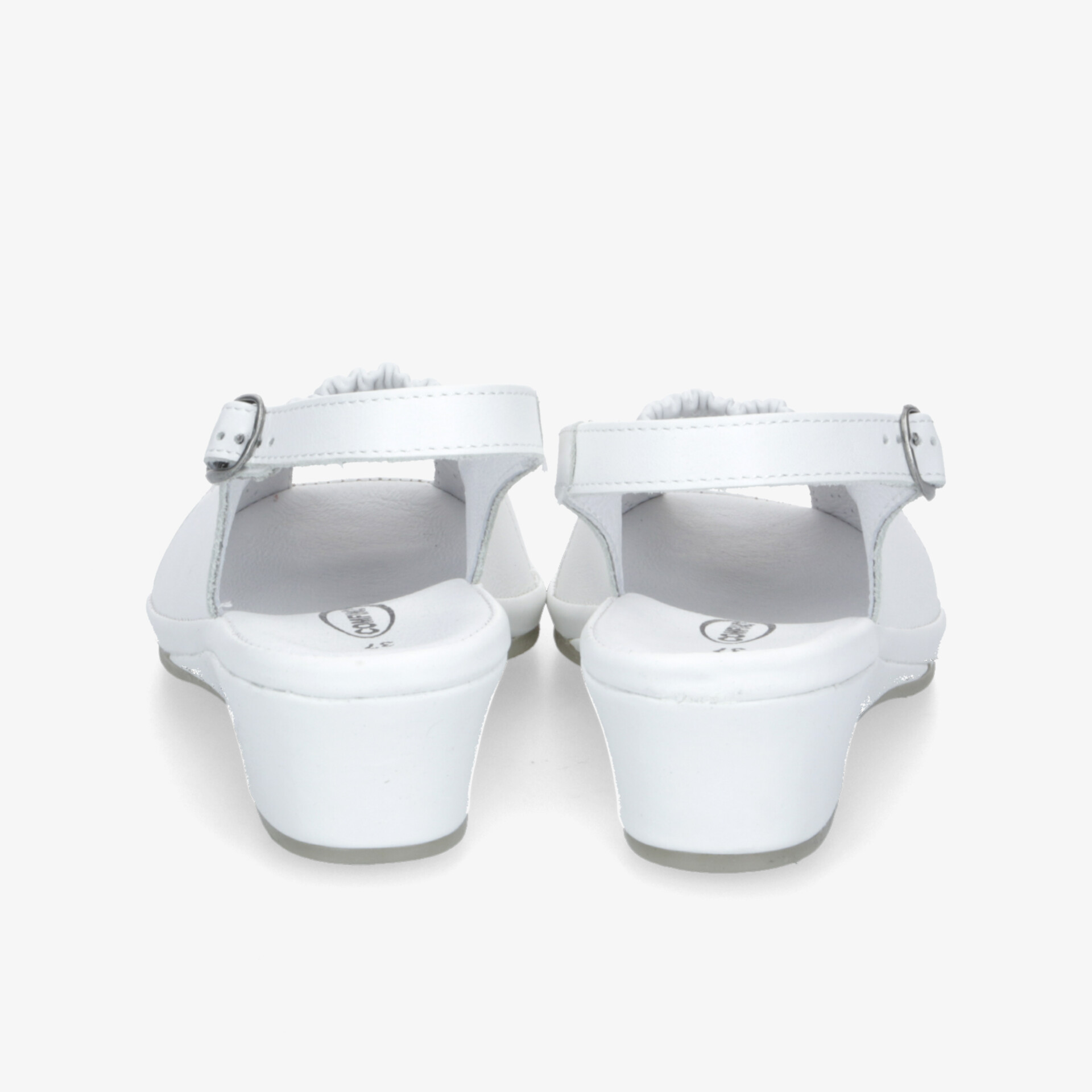 Weiße Sandalen mit verstellbarem Riemen und mittelhohem Absatz, Rückansicht zeigt bequemes Fußbett und elegante Schnalle