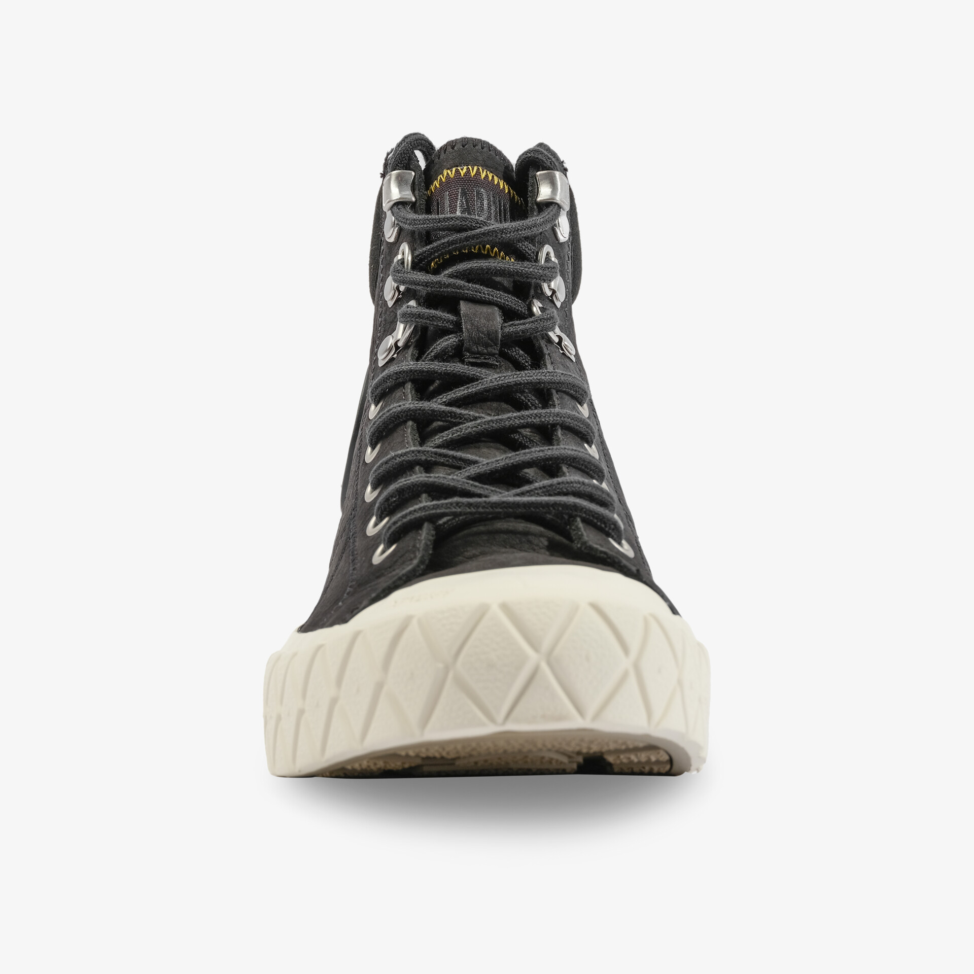 Schwarzer Sneaker mit kontrastierender Sohle und modernem Design in Frontansicht.