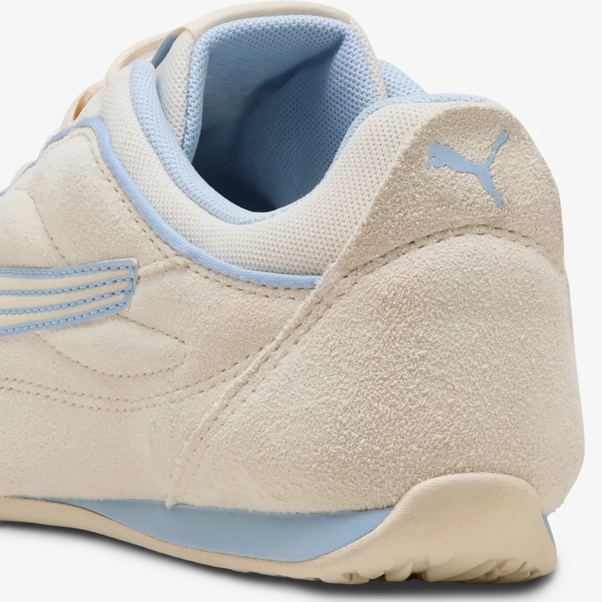 Bequemer Sneaker mit Veloursleder und hellblauen Akzenten, gepolsterter Fersenbereich sichtbar