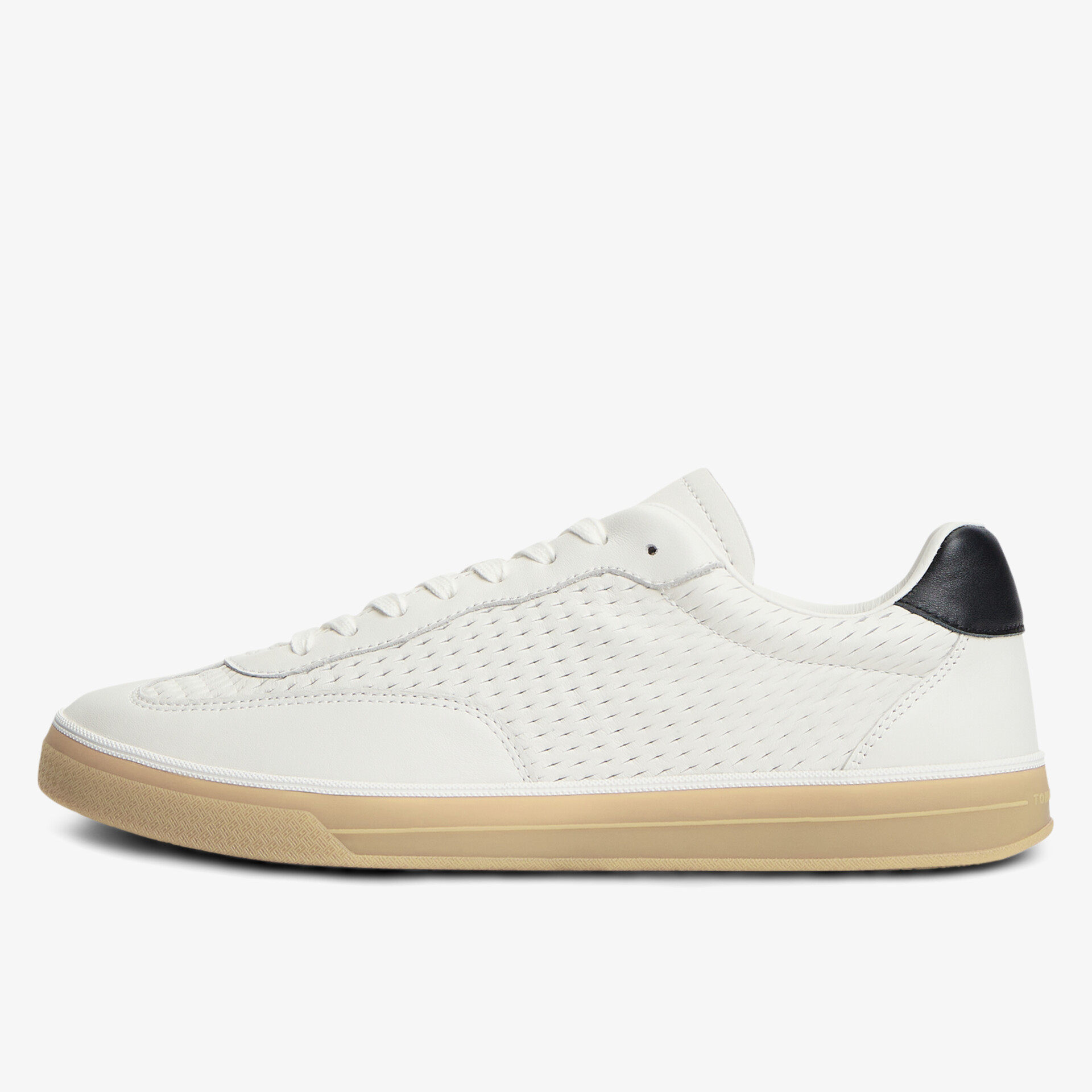Moderner weißer Sneaker mit seitlicher Ansicht, robuster heller Gummisohle und komfortablem Design