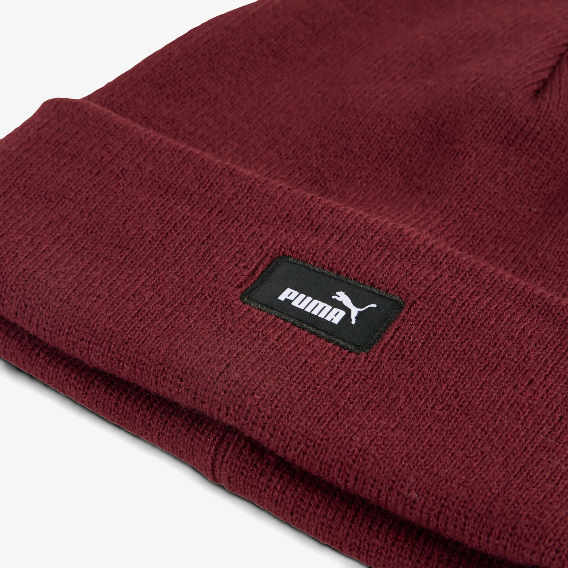 Warme Strickmütze in bordeaux mit Puma-Logo, perfektes Winteraccessoire mit weichem Material