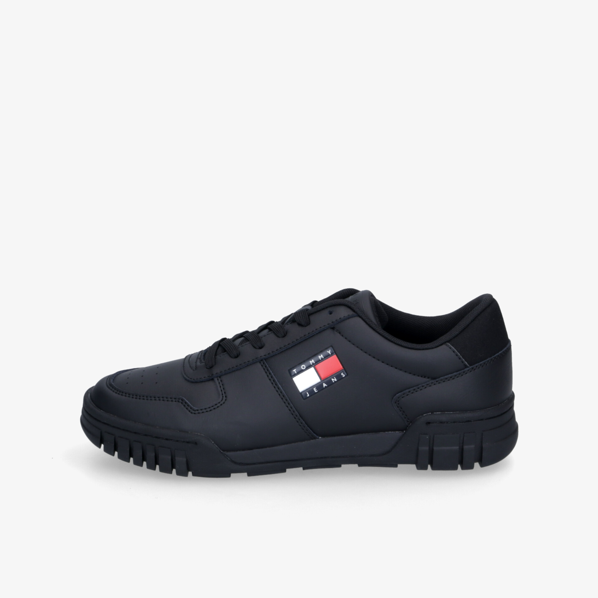 Schwarzer sportlicher Schuh mit flexiblem Profil und hohem Tragekomfort, robust und leicht für aktive Nutzung