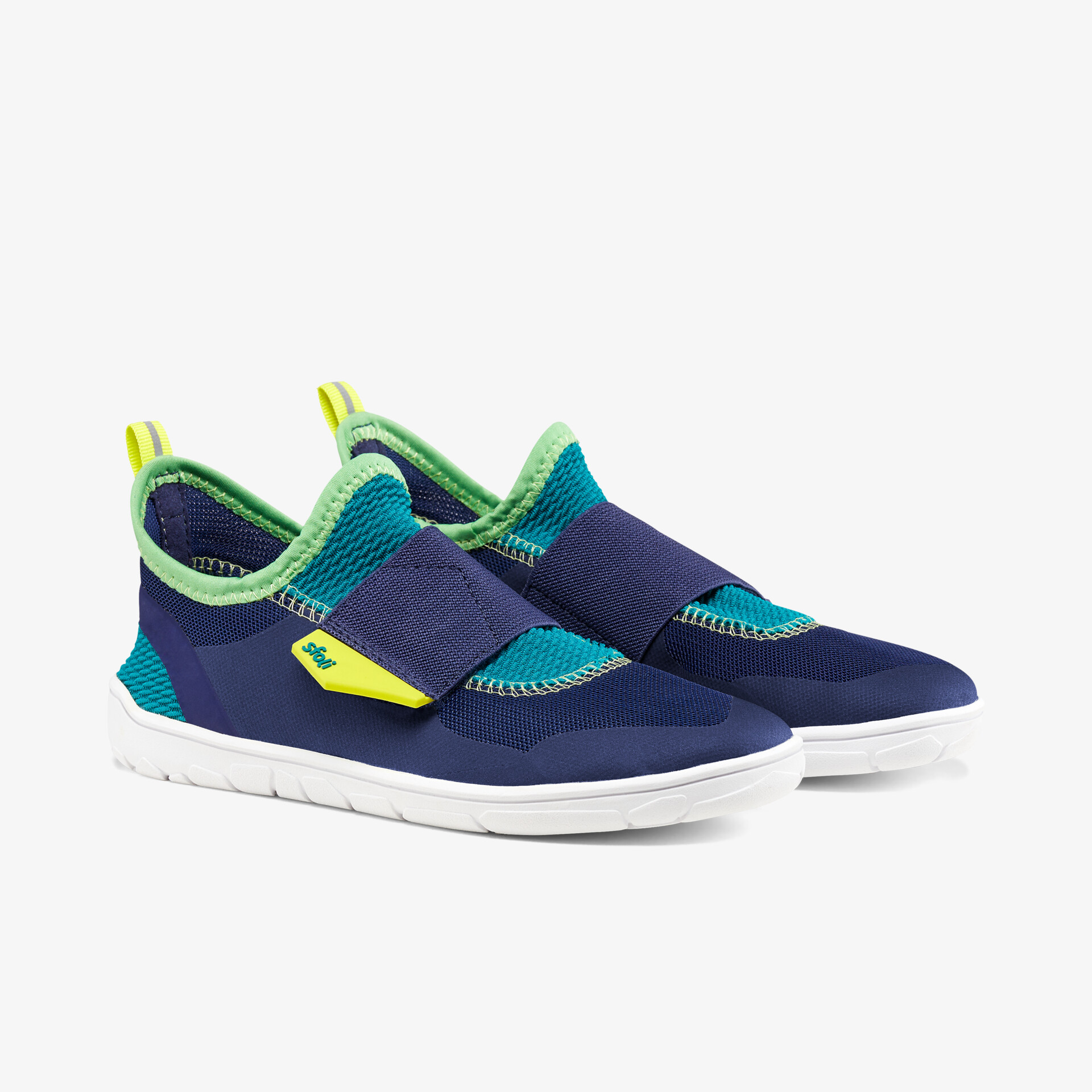 Leichte und bequeme Sportschuhe mit atmungsaktivem Material und praktischen Klettverschlüssen im sportlichen Design
