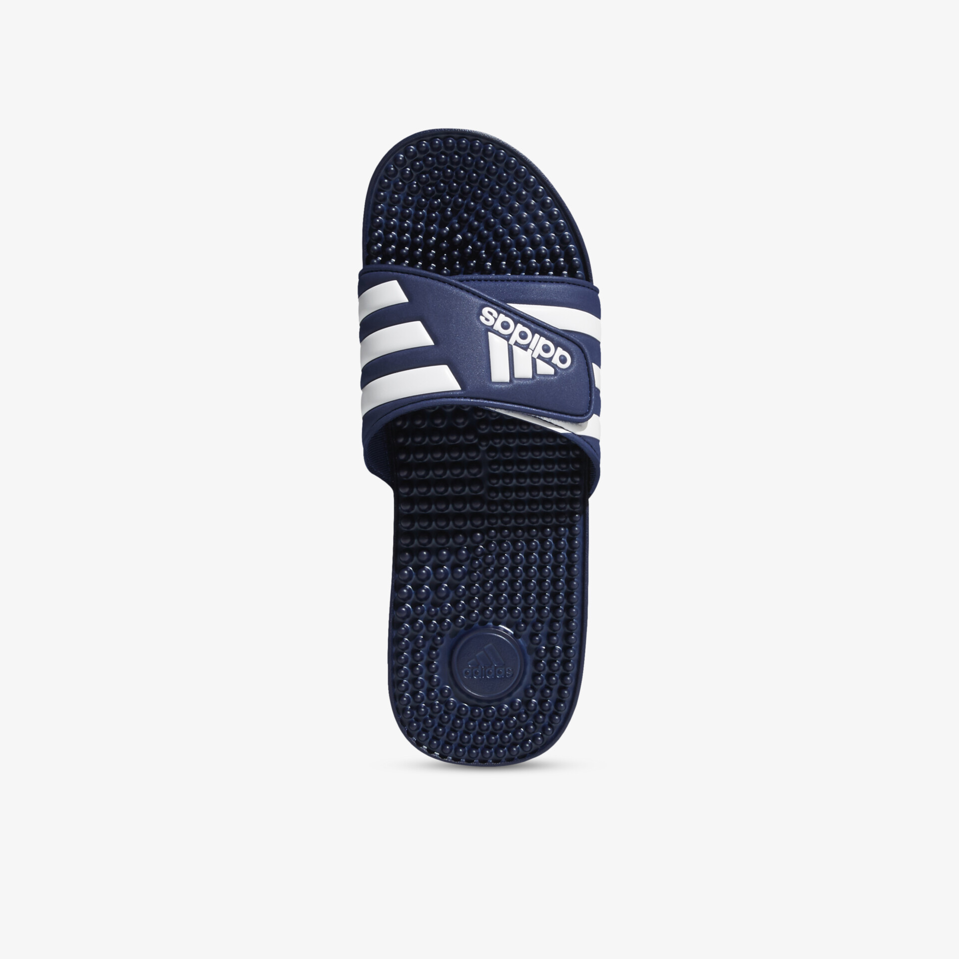 Obere Ansicht einer navy blauen Adidas Badelatsche mit weißen Streifen und rutschfester Profilsohle