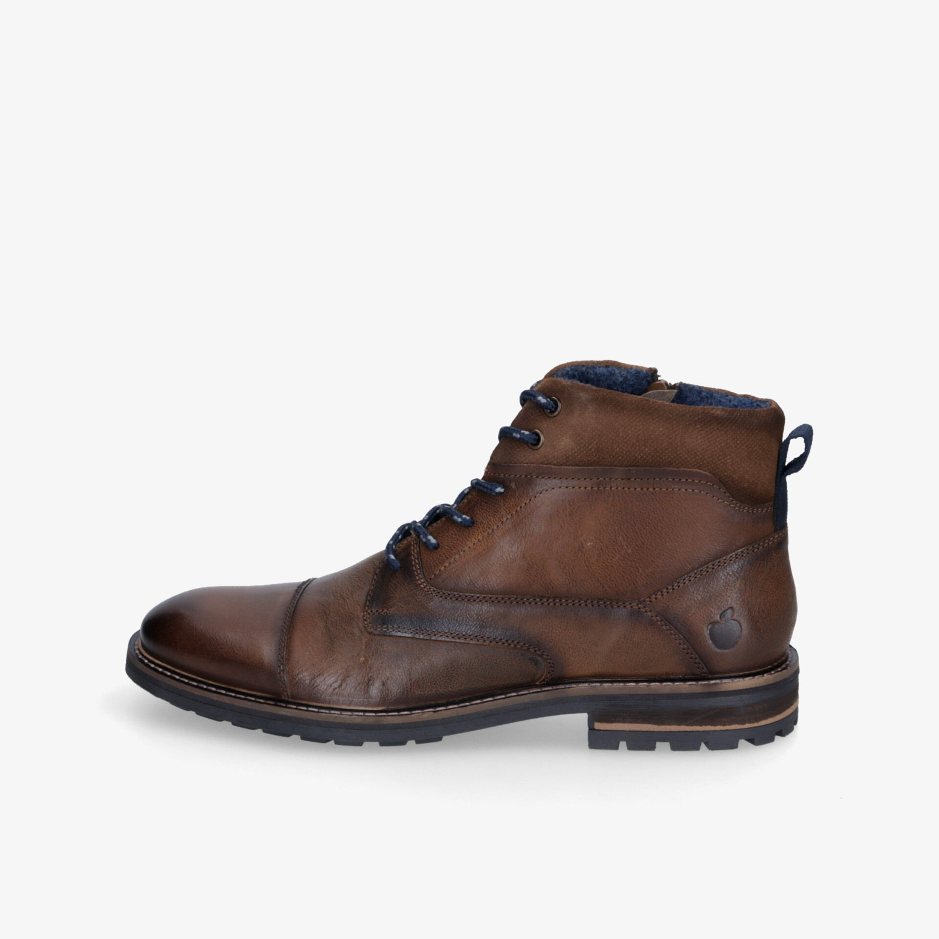 Robuster brauner Lederstiefel mit Schnürsenkeln und profilierter Sohle für vielseitigen und bequemen Tragekomfort