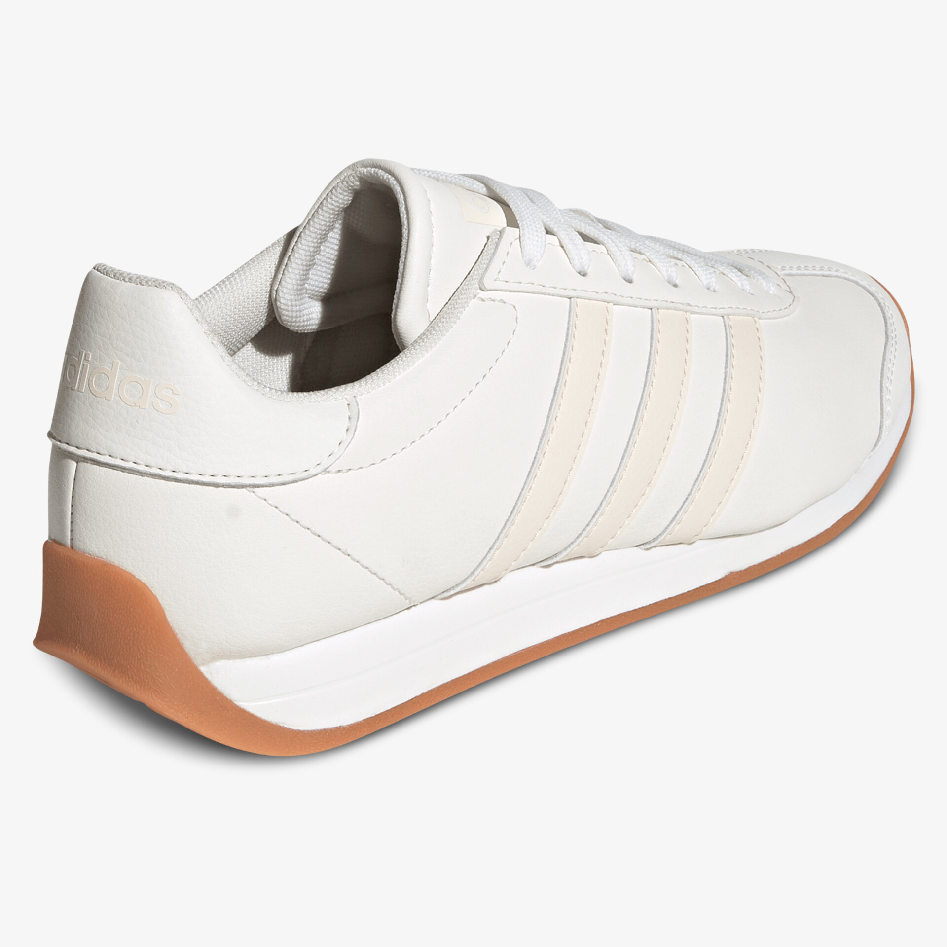 Seitliche Ansicht eines weißen Sneakers mit rutschfester brauner Sohle und sportlichem Design