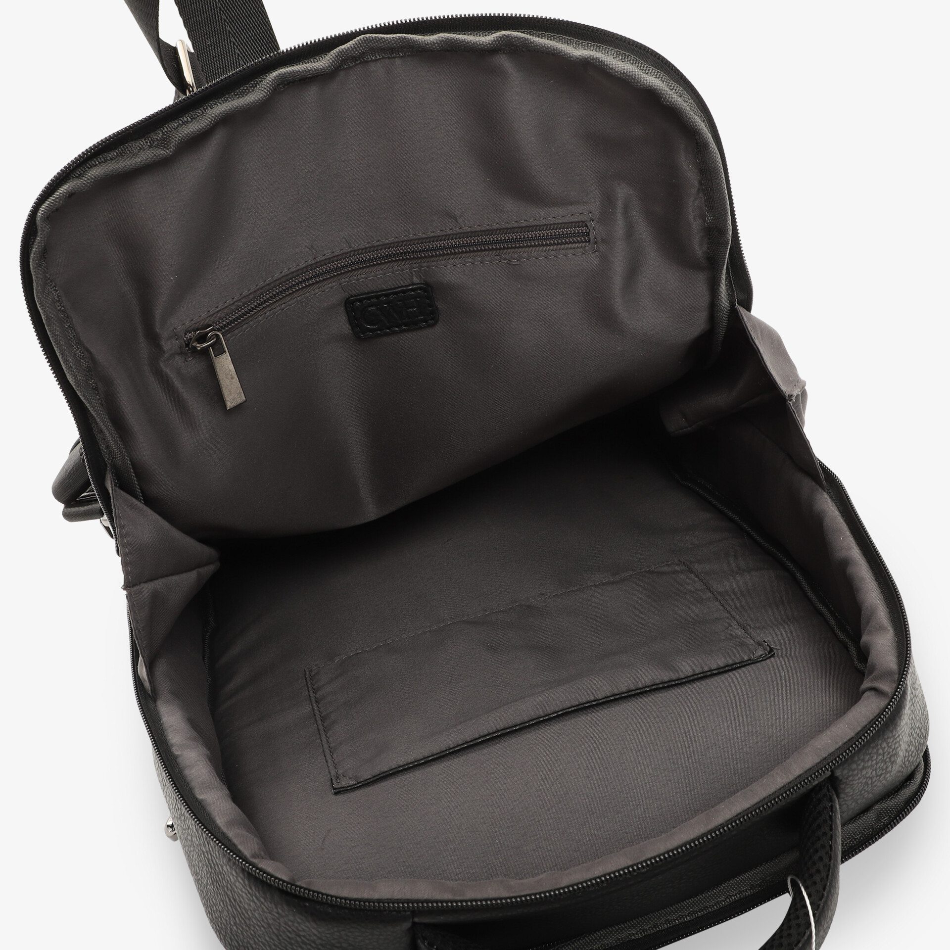 Schwarzer Rucksack offen gezeigt, geräumiges Hauptfach mit Innenfächern, robuster Reißverschluss, hochwertiges Material.
