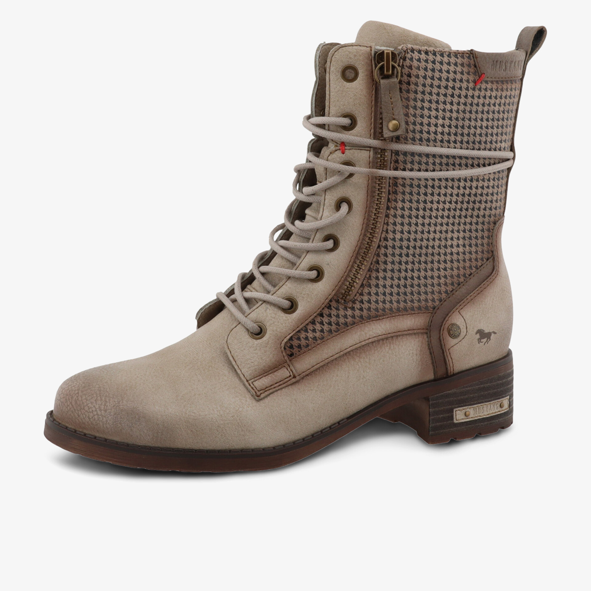 Moderner robuster Schnürstiefel mit gepolstertem Schaft und profilierter Laufsohle für sicheren Halt