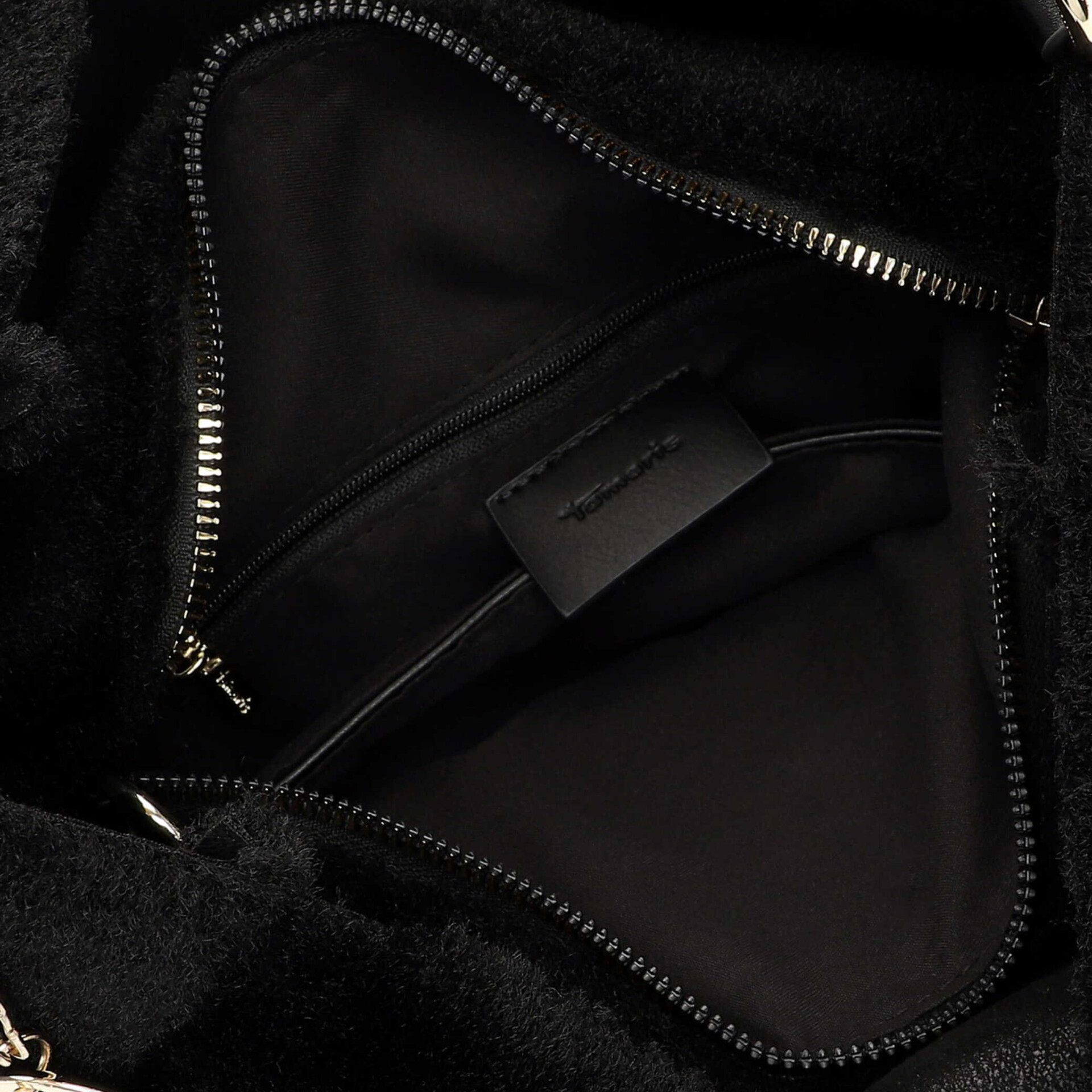 Detailaufnahme des robusten schwarzen Innenfutters mit Reißverschluss und praktischem Innenfach