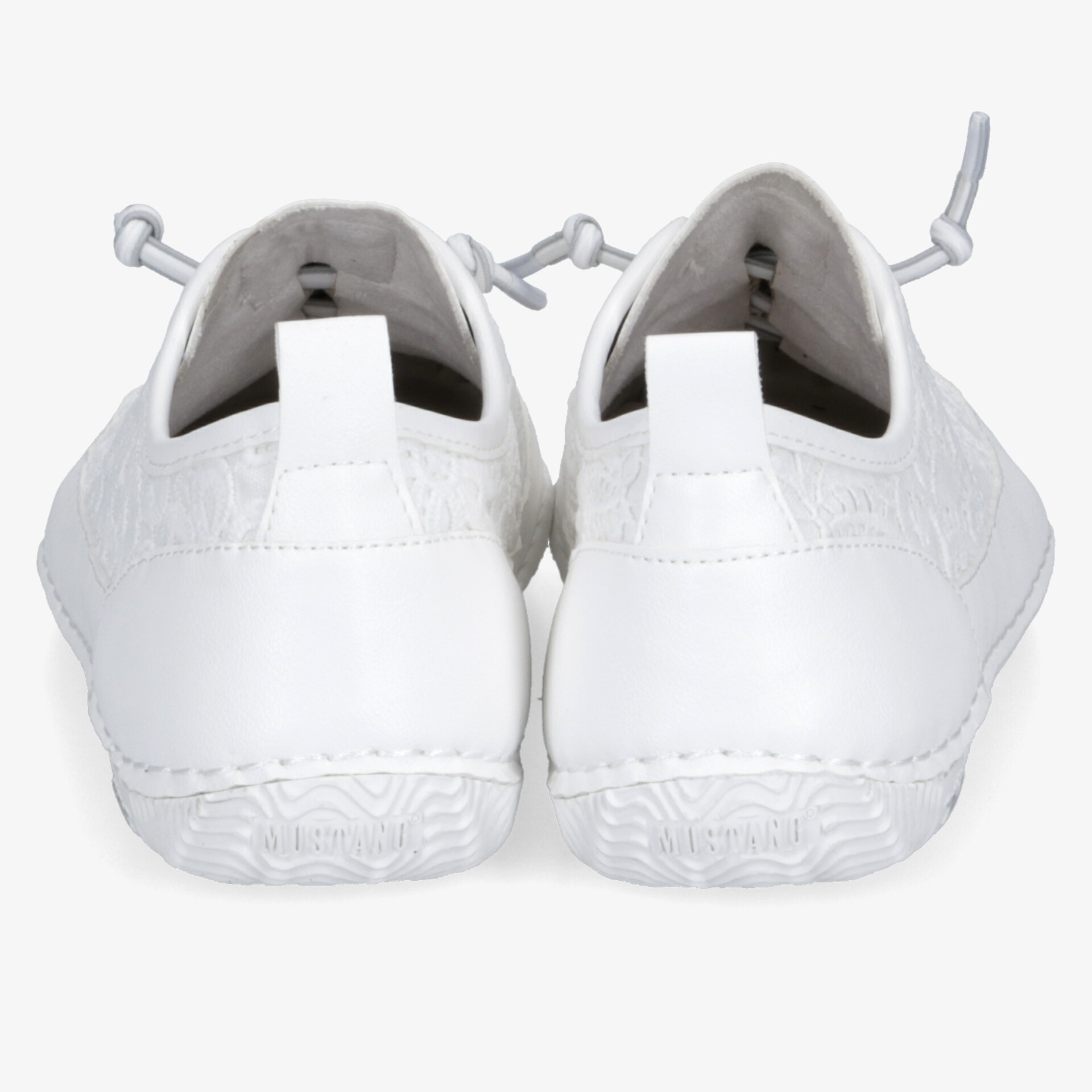 Weiße sportliche Schuhe in Rückansicht, leichtes und bequemes Design mit rutschfester Sohle