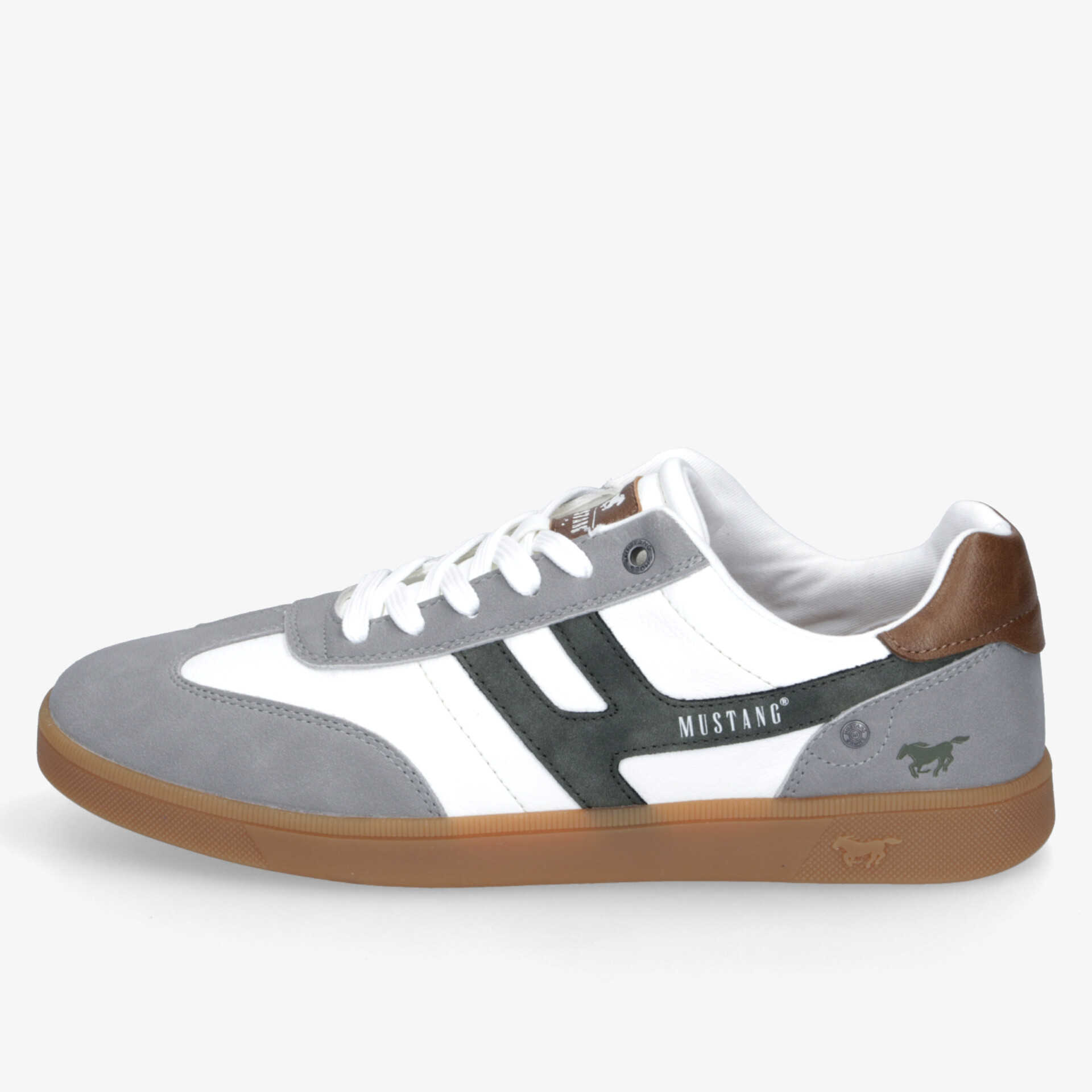 Seitliche Ansicht eines grauen Sneakers mit weißem und braunem Akzent, robuster und leichter Schuh