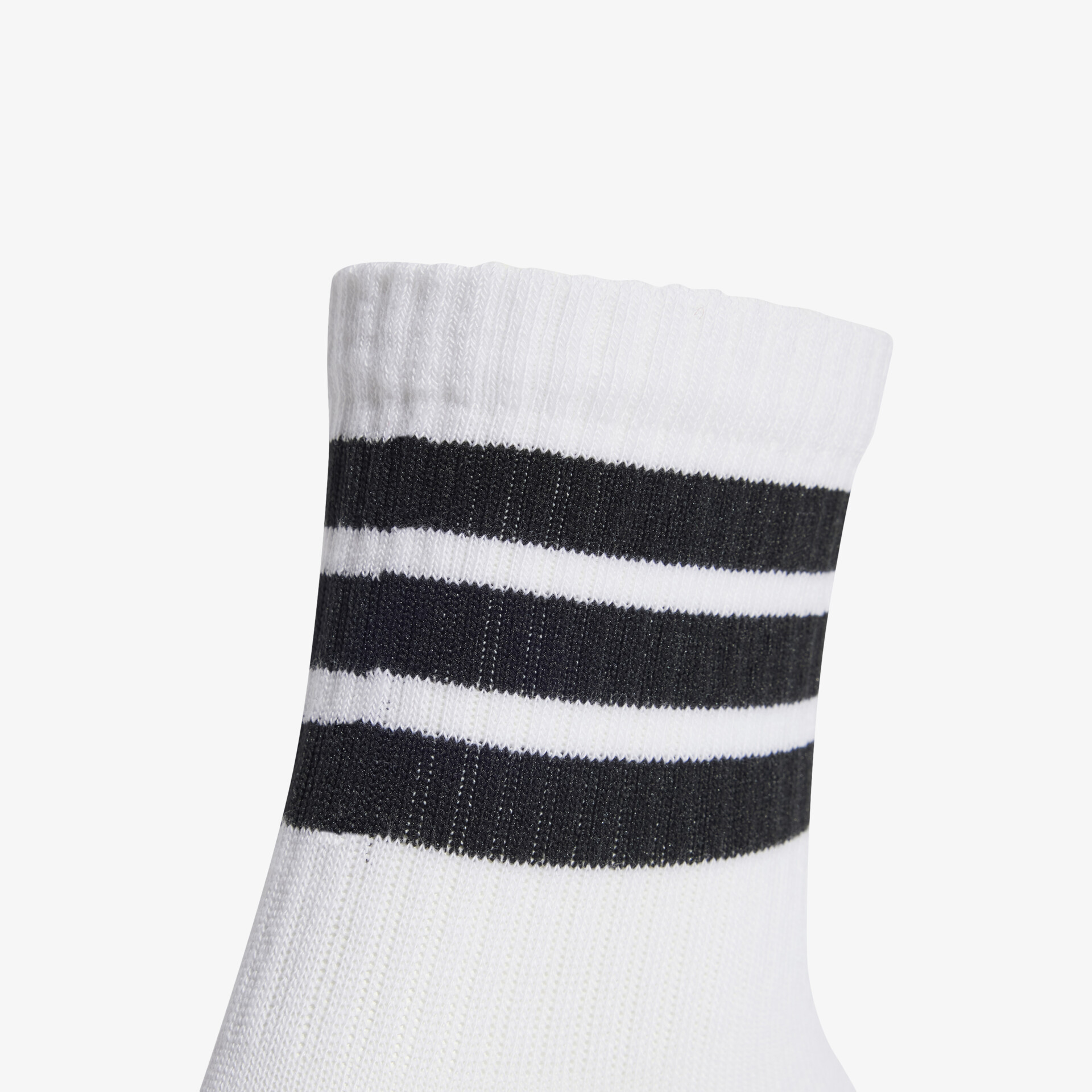weiße sportliche Socke mit elastischem Bund und zwei schwarzen Streifen, robust und bequem