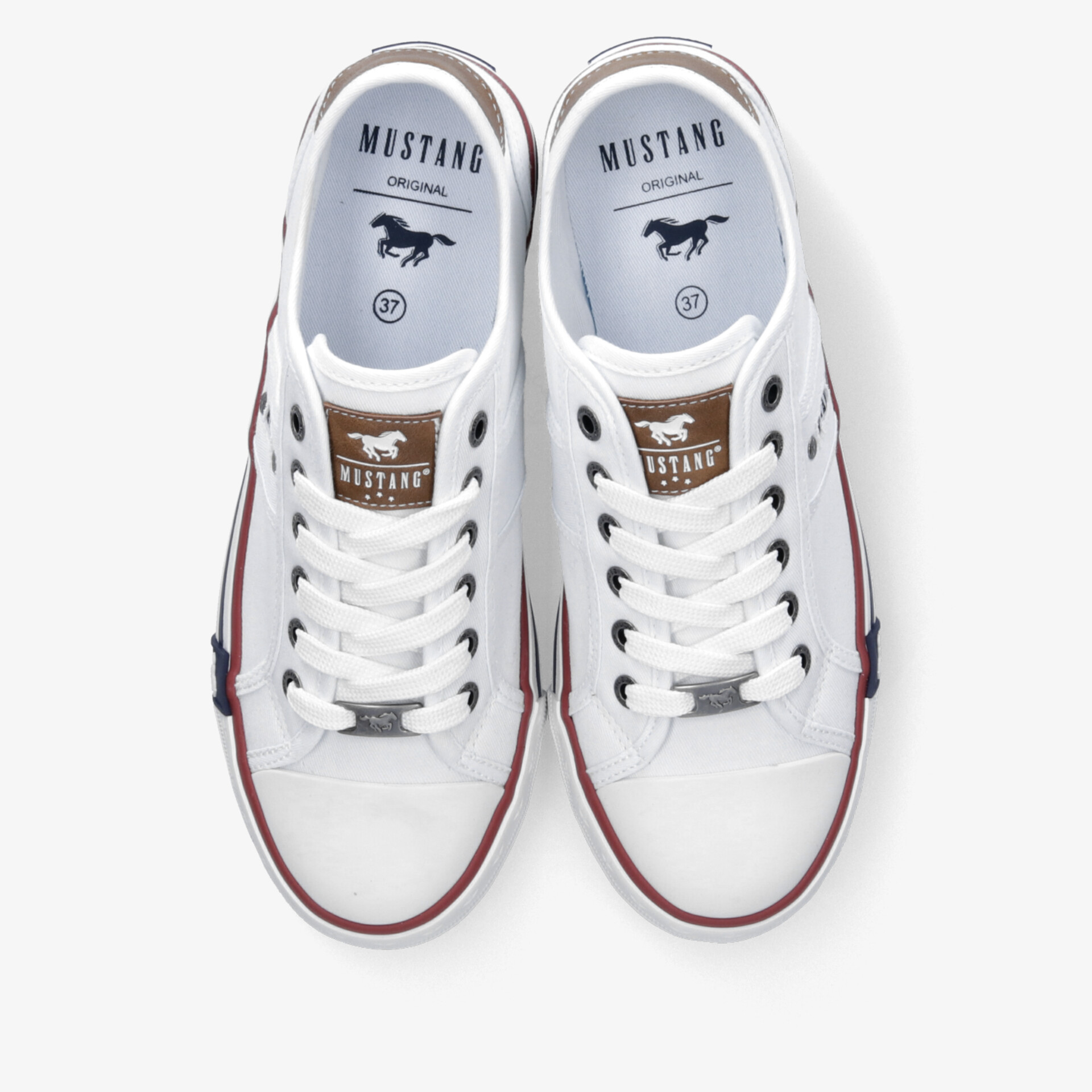 Weiße Sneaker Paar von oben im Top-Down Blick mit Schnürverschluss und sportlichem Design