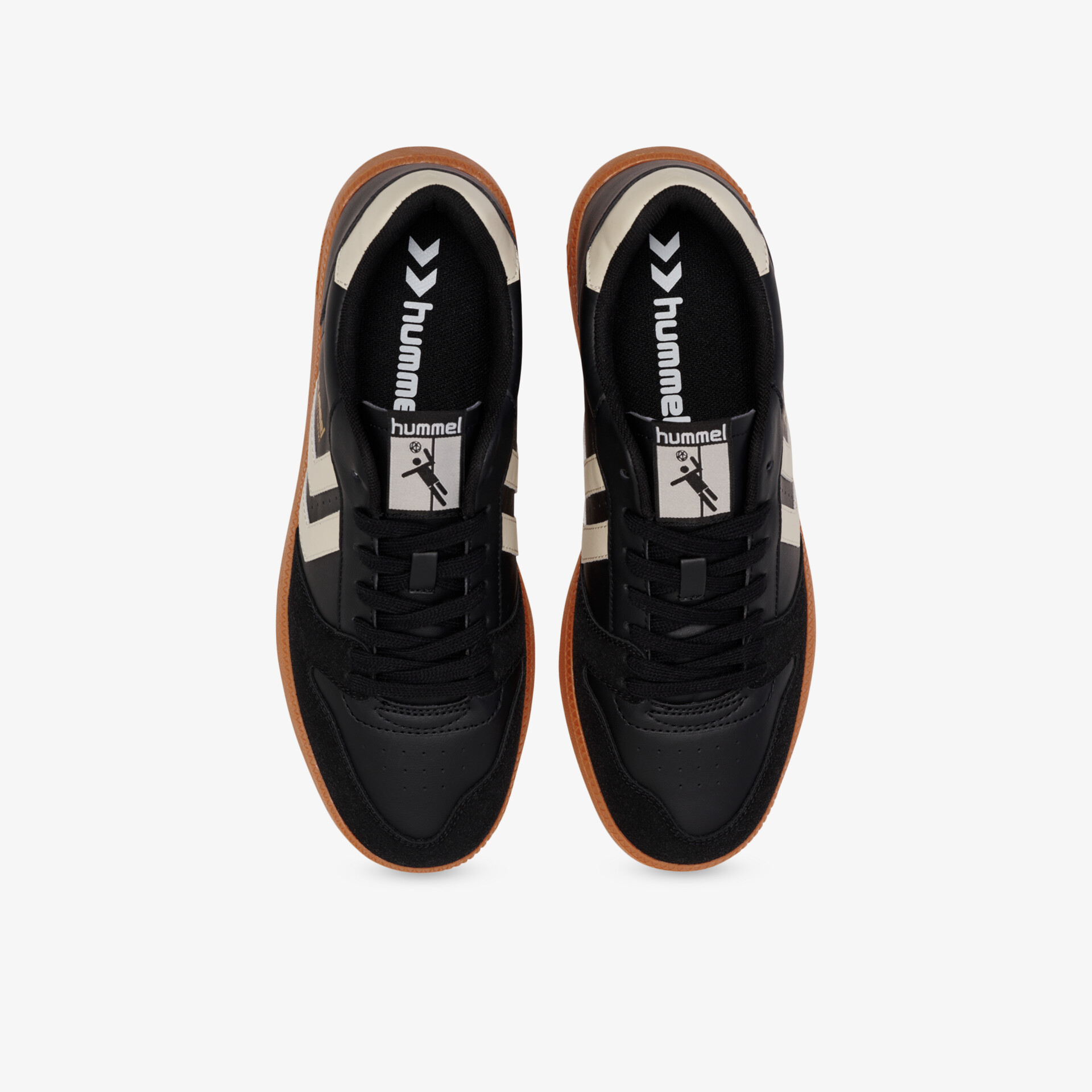 Schwarze Sportschuhe mit weißem Streifen als Paar in klarer Draufsicht, leicht und robust gestaltet