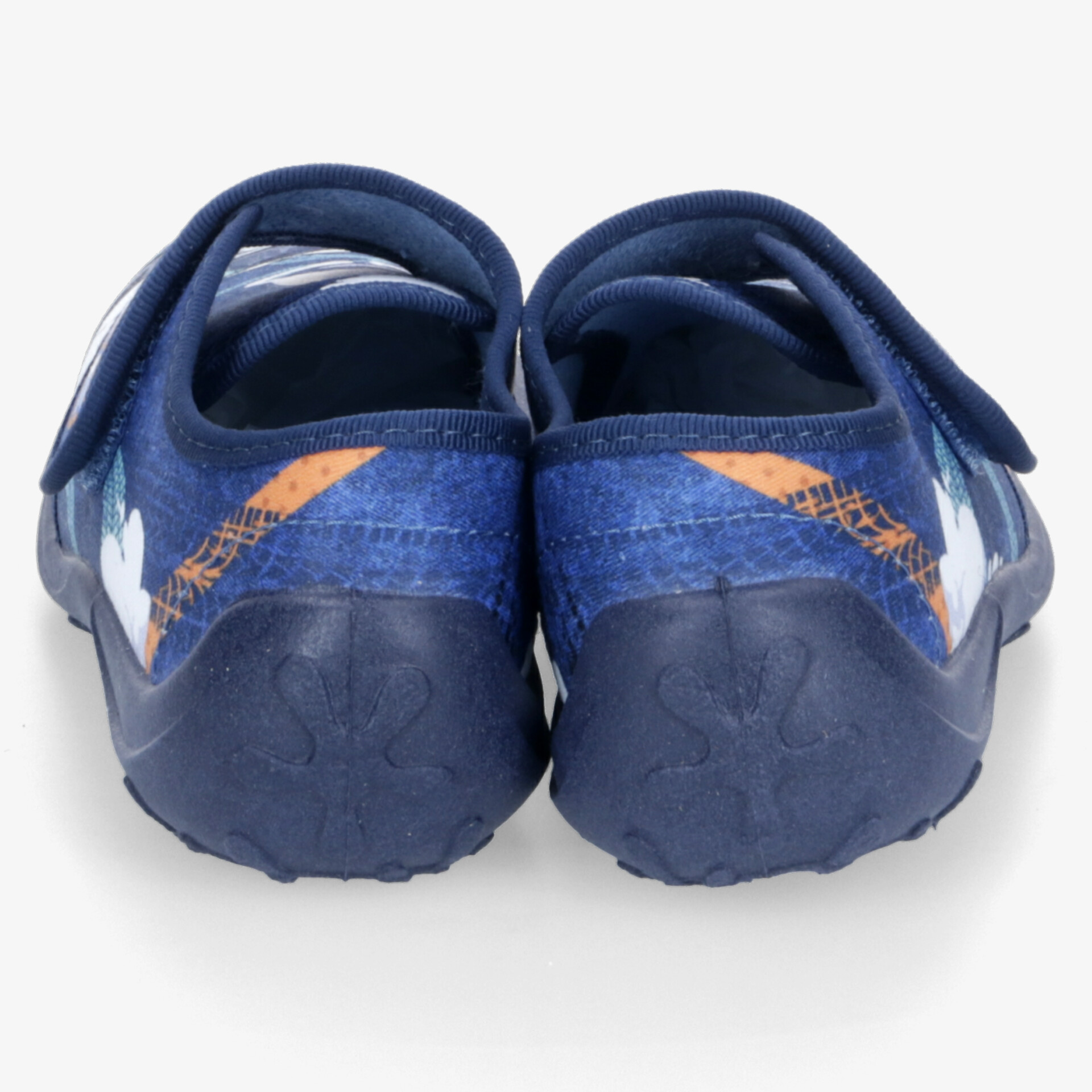 Blauer Schuh mit Klettverschluss und rutschfester Sohle in übersichtlicher Rückansicht, sportlich und bequem