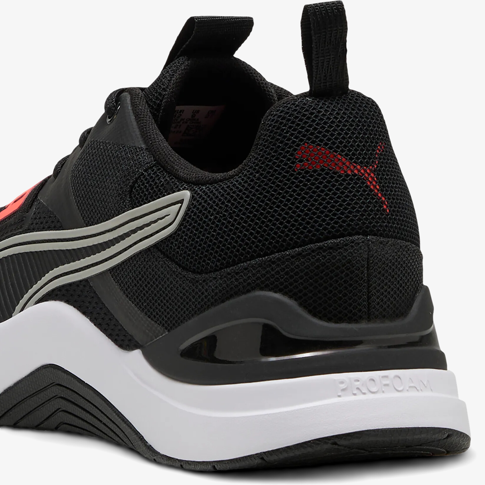 Detailaufnahme moderner Sneaker mit atmungsaktivem Mesh und markanter Polsterung am Fersenbereich