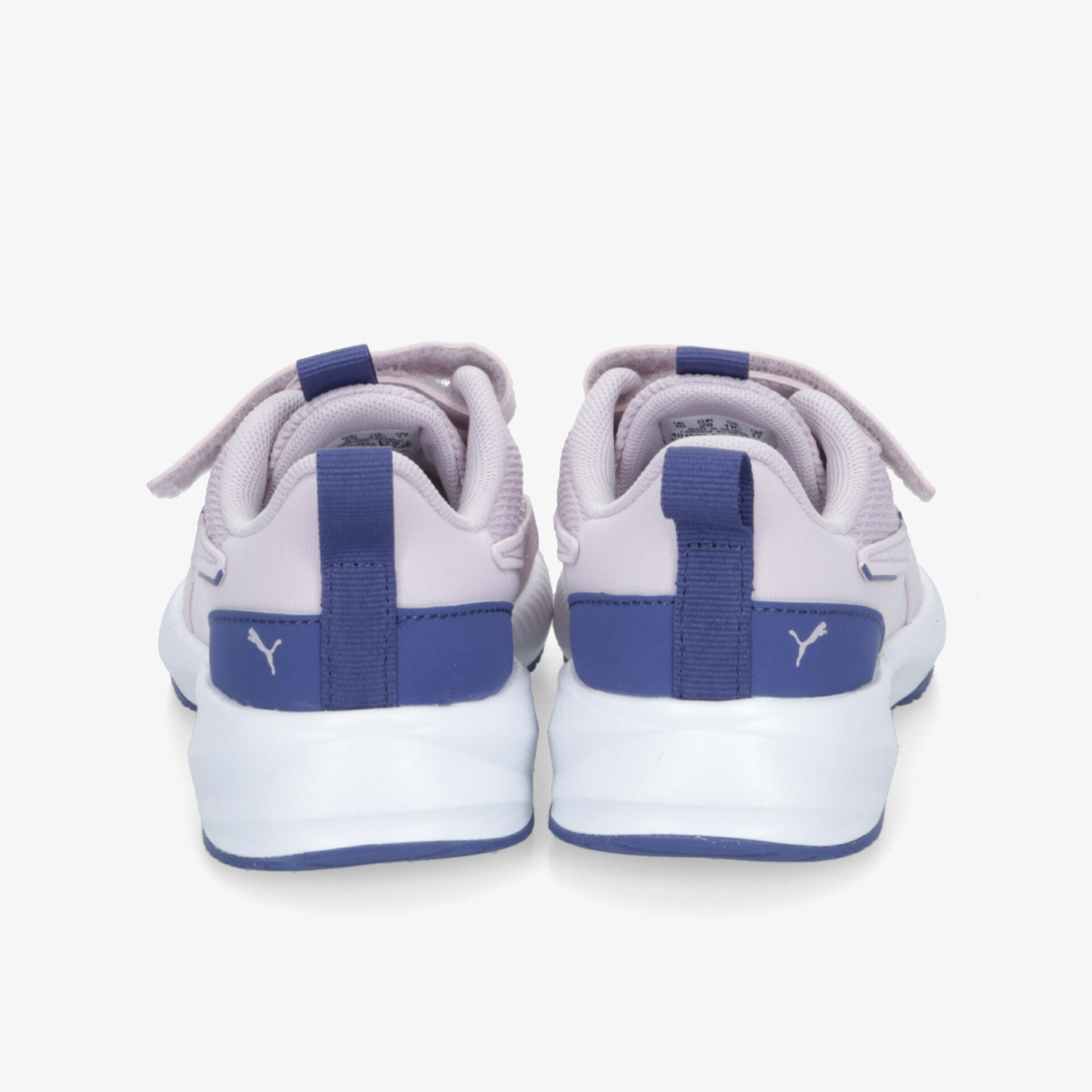 Rückansicht von zwei weißen Sportschuhen mit blauem Detail und festem, bequemen Design