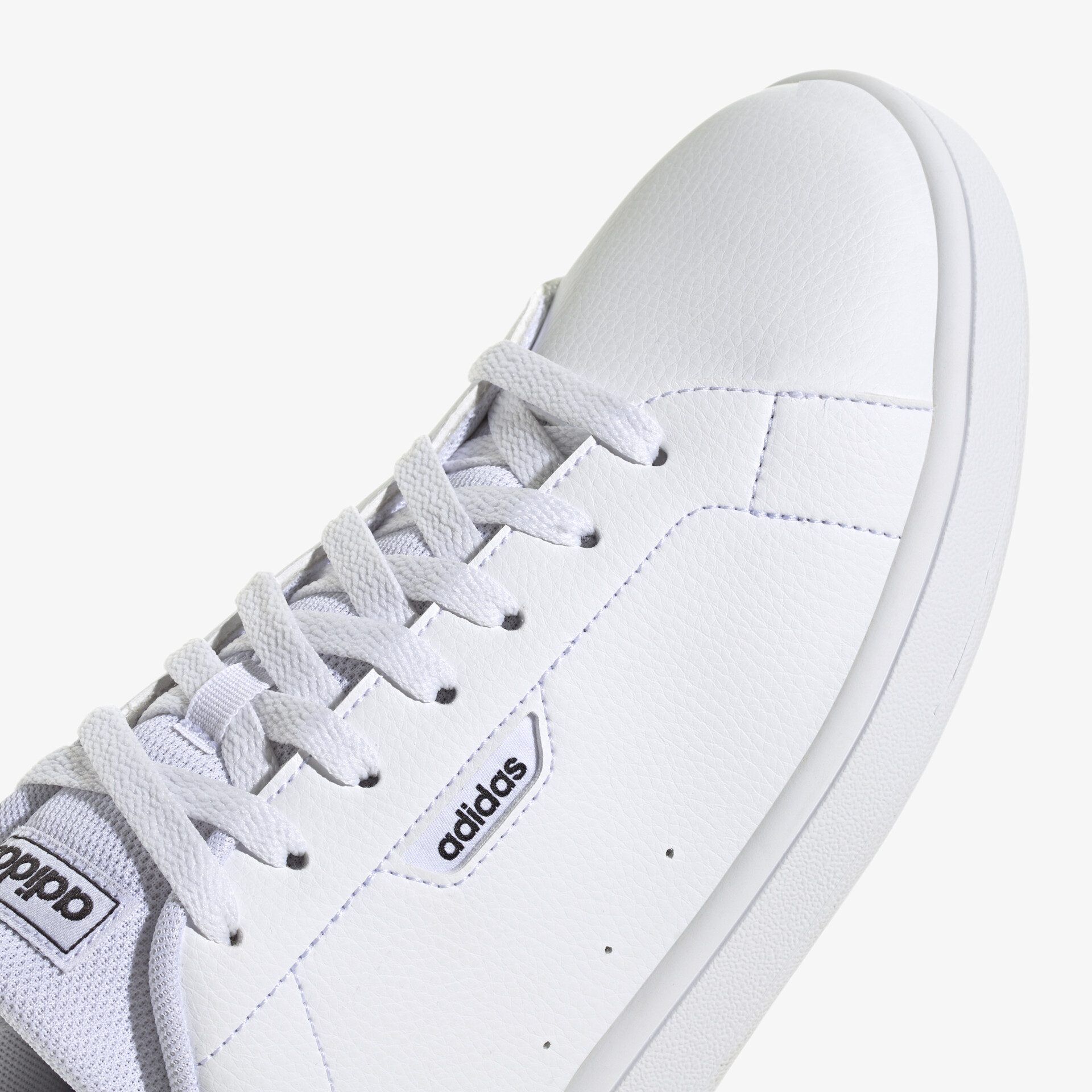 Weiße adidas Turnschuhe mit klassischem Design und komfortabler Passform, ideal für vielseitige Anlässe.