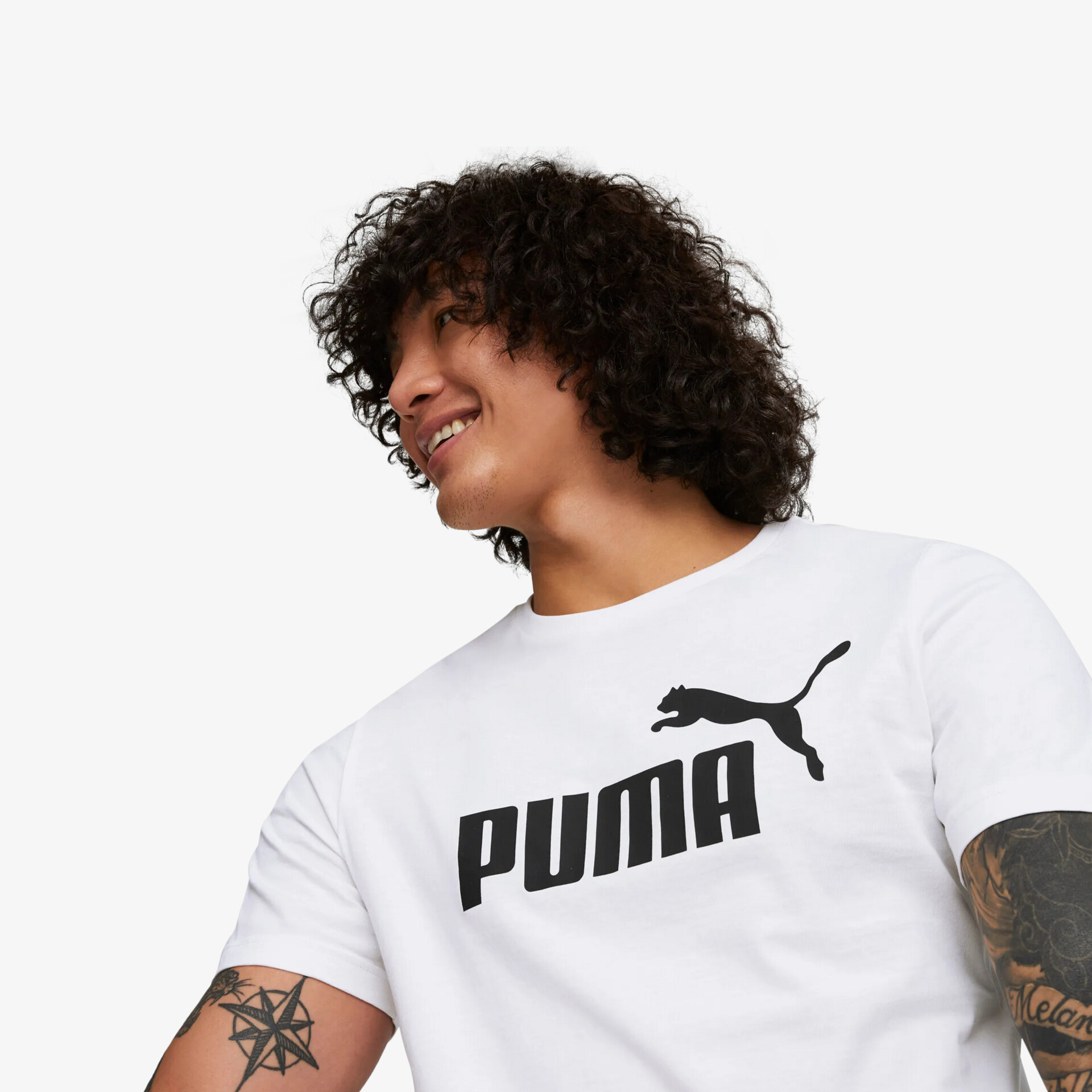 Weißes Puma T-Shirt mit großem schwarzem Logo, lockere und bequeme Passform, modern und sportlich