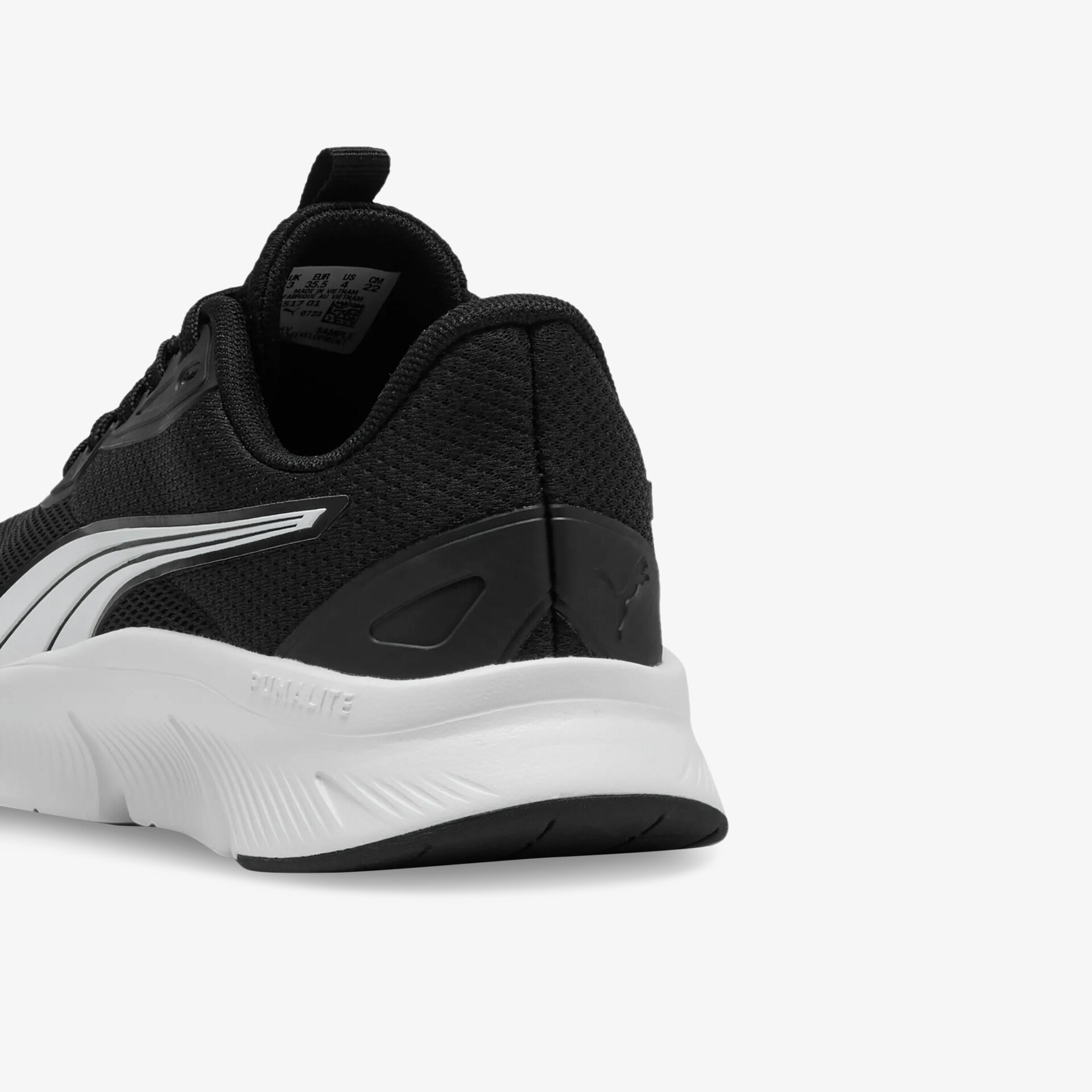 Schwarzer Sportschuh mit weißer Sohle, sportlich und bequem, rutschfeste Laufsohle und gepolsterter Fersenbereich