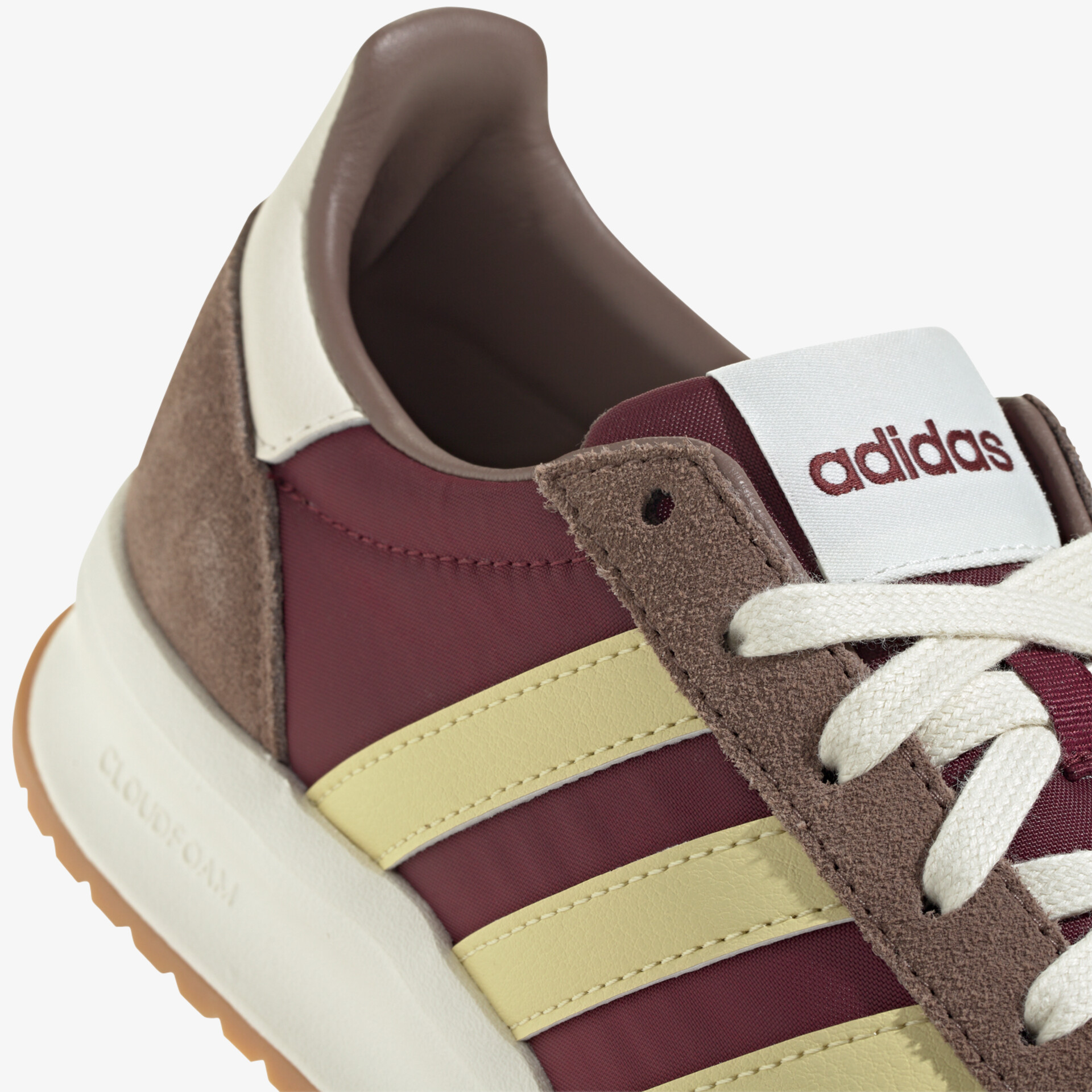 Schräg vorne Ansicht eines adidas Sneaker mit komfortabler Polsterung und markanten Streifen