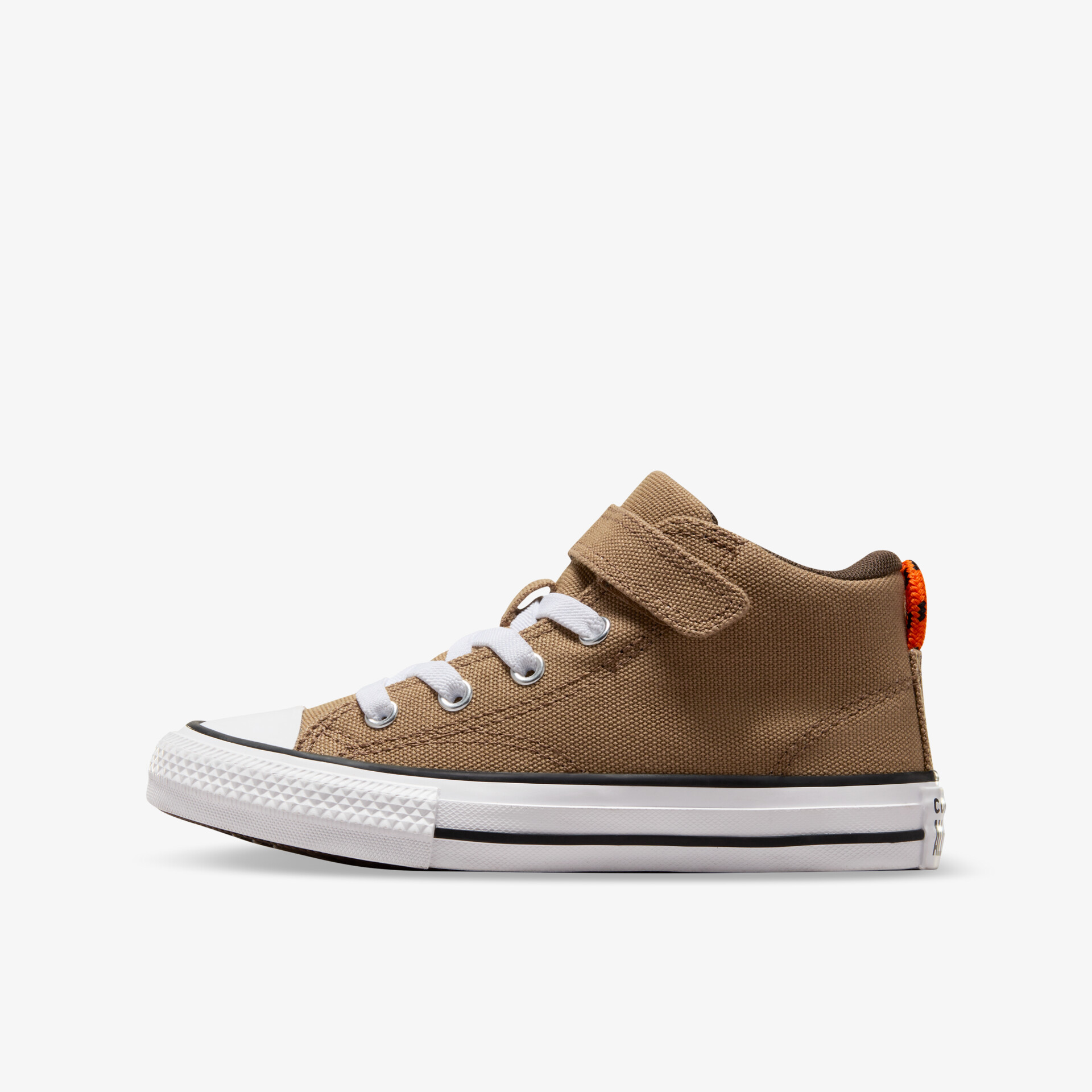 Seitliche Ansicht eines braunen Canvas-Sneakers mit Schnürsenkeln und Klettverschluss für bequemen Halt