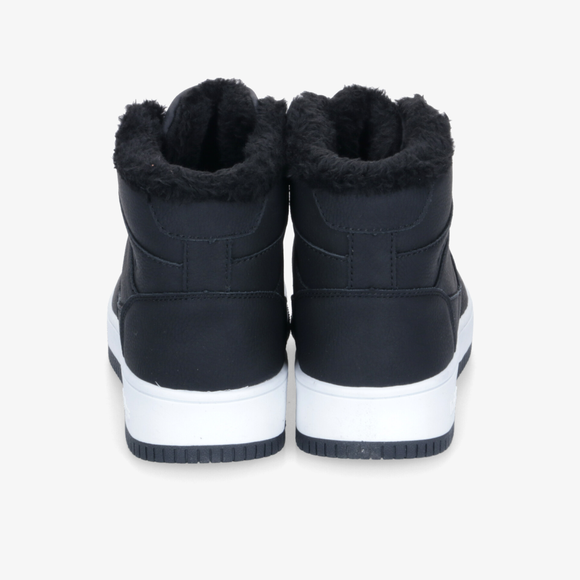 Sportlicher Schuh mit robuster, rutschfester Sohle und warmer, komfortabler Innenausstattung von hinten