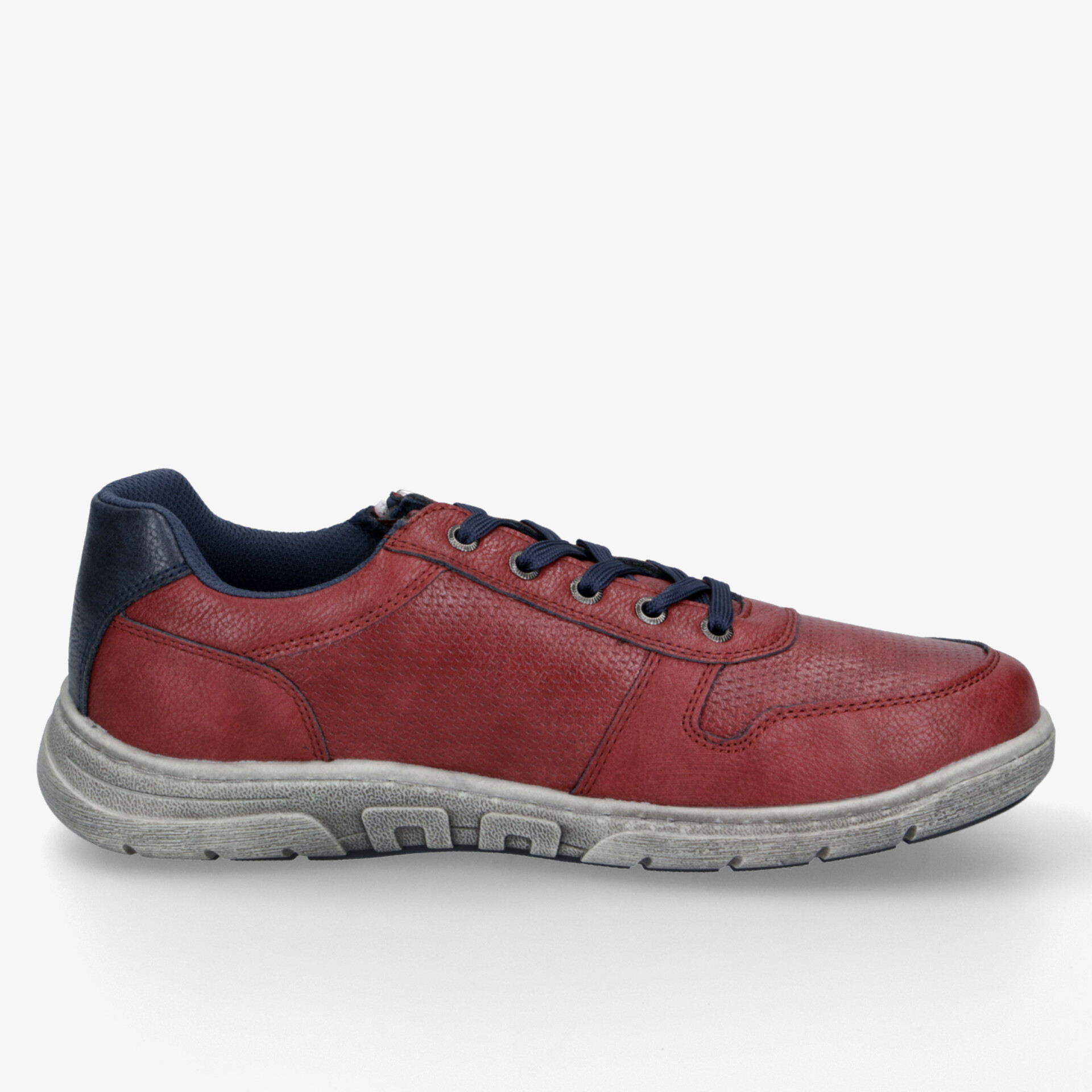 Seitliche Ansicht eines komfortablen roten Freizeitschuhs mit robuster Sohle und moderner Schnürung