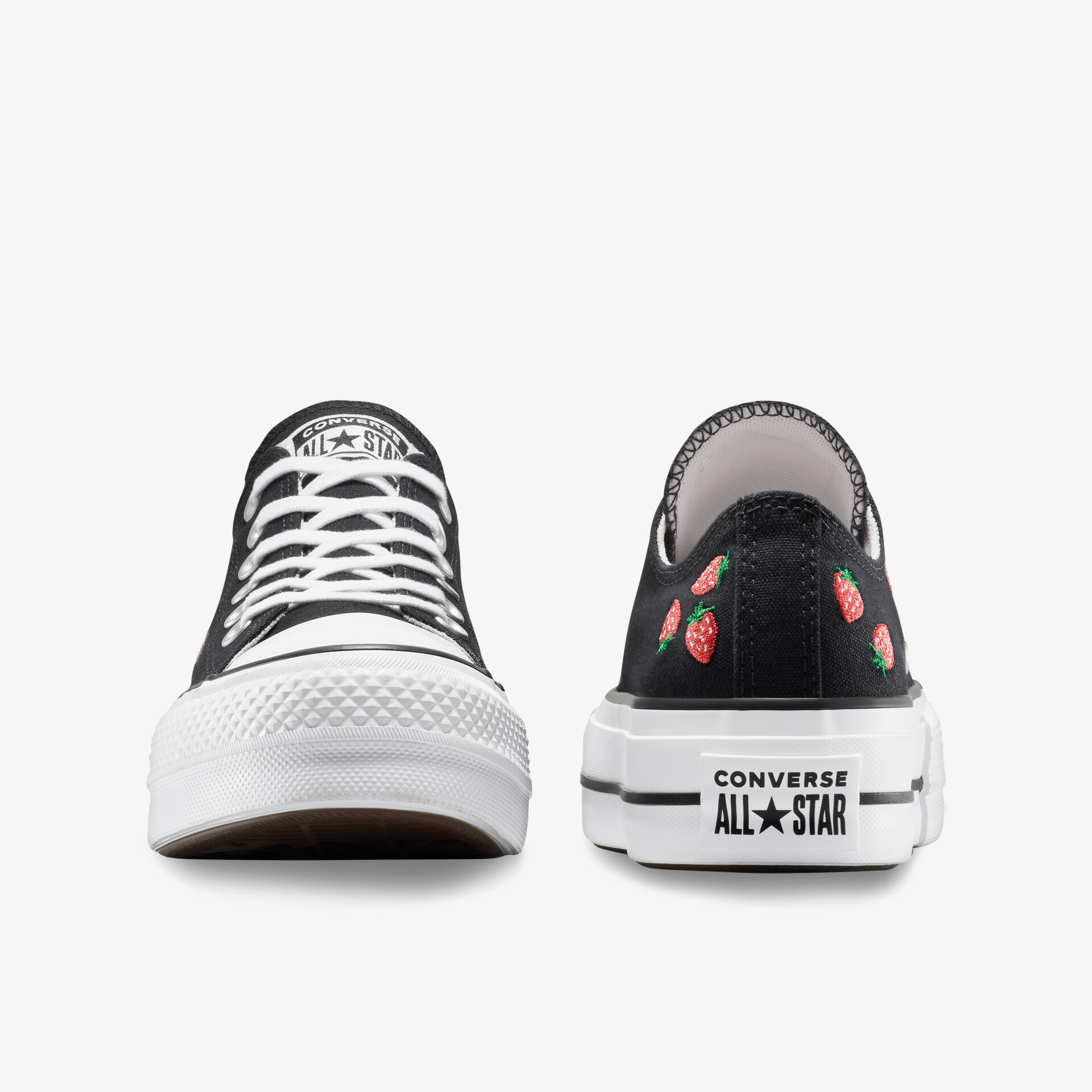 Converse All Star Sneaker schwarz mit weißer Gummisohle, gezeigt von vorne und hinten.