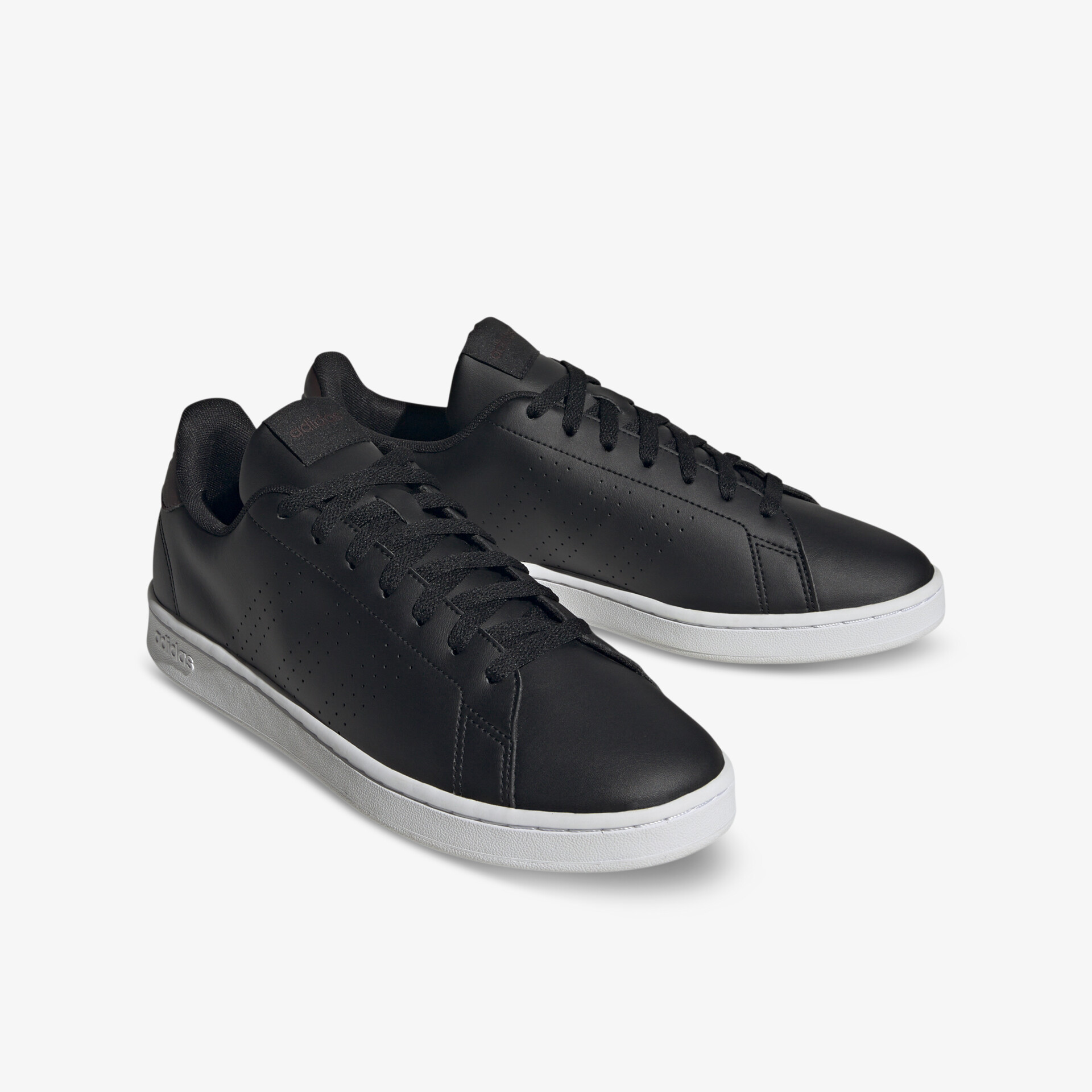 Elegante schwarze Ledersneaker mit weißer Sohle, ideal für Alltag und Freizeit.