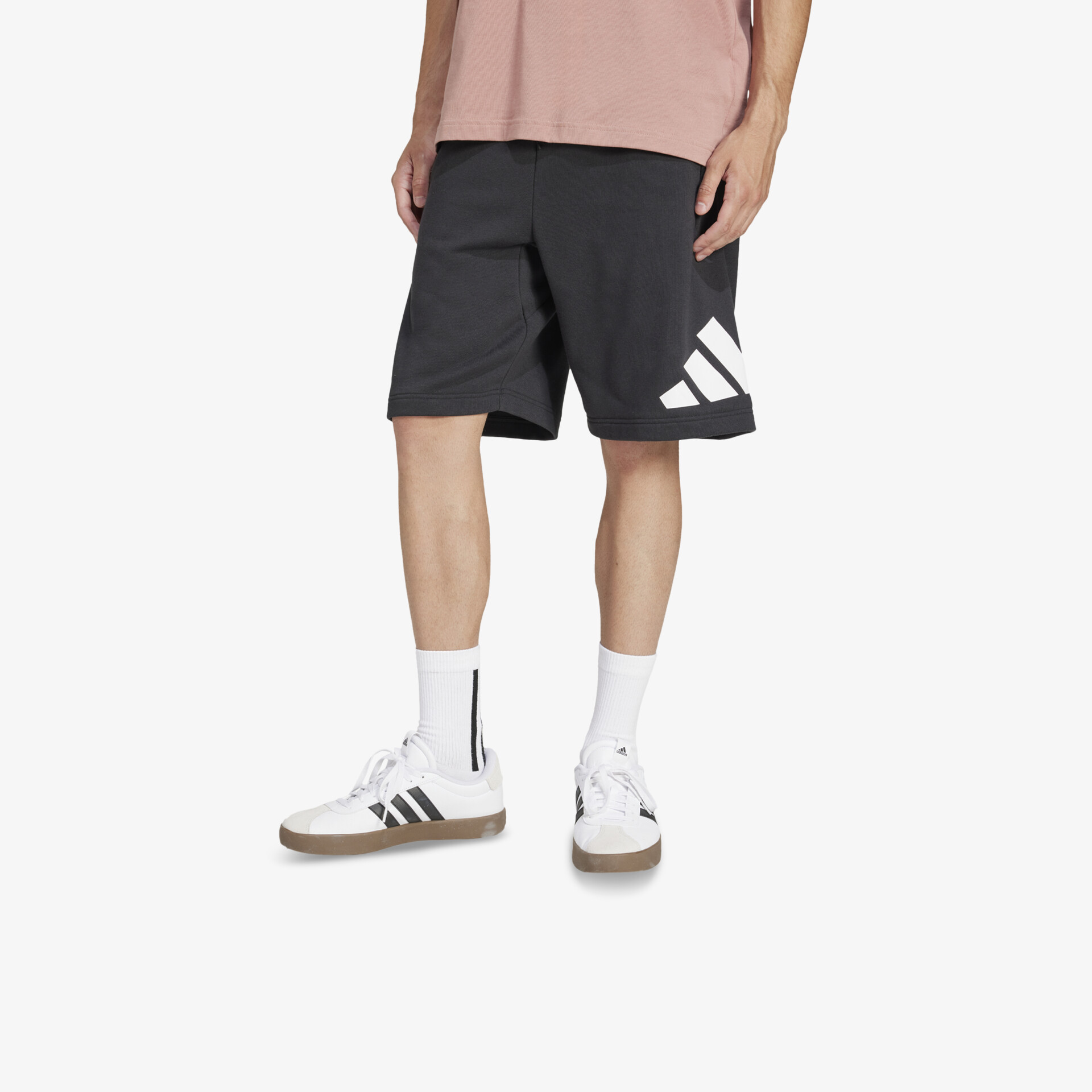 Trendig weiße Sneaker mit flexibler Sohle und atmungsaktivem Material, sportlich und komfortabel getragen