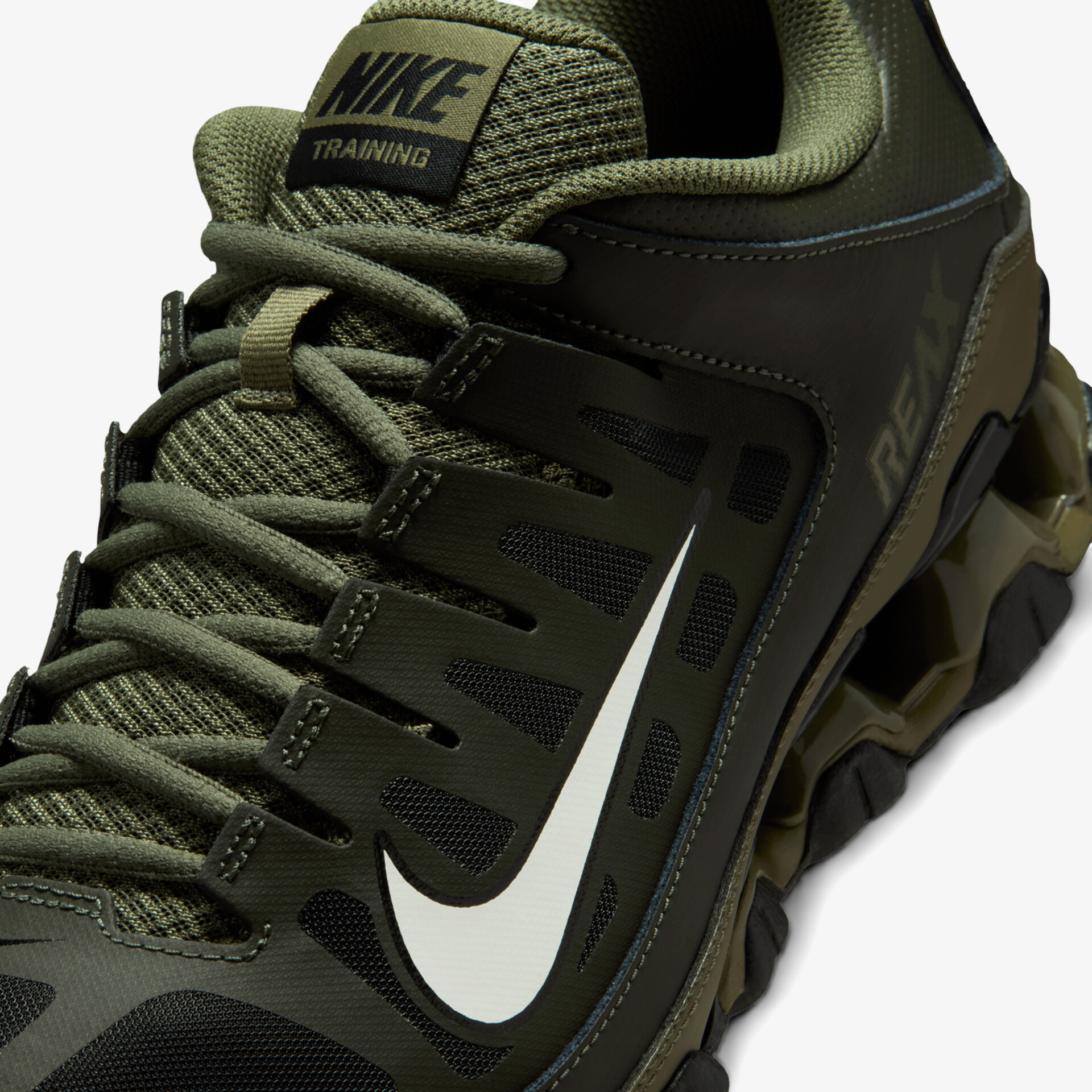 Olivgrüner Trainingsschuh mit robustem Design und hohem Komfort.