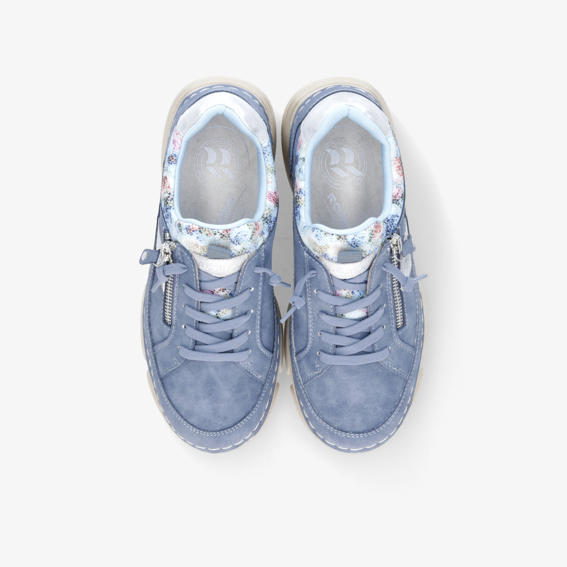 Bequeme blaue Sneaker als Paar in Draufsicht, leicht und atmungsaktiv mit gepolsterter Innensohle