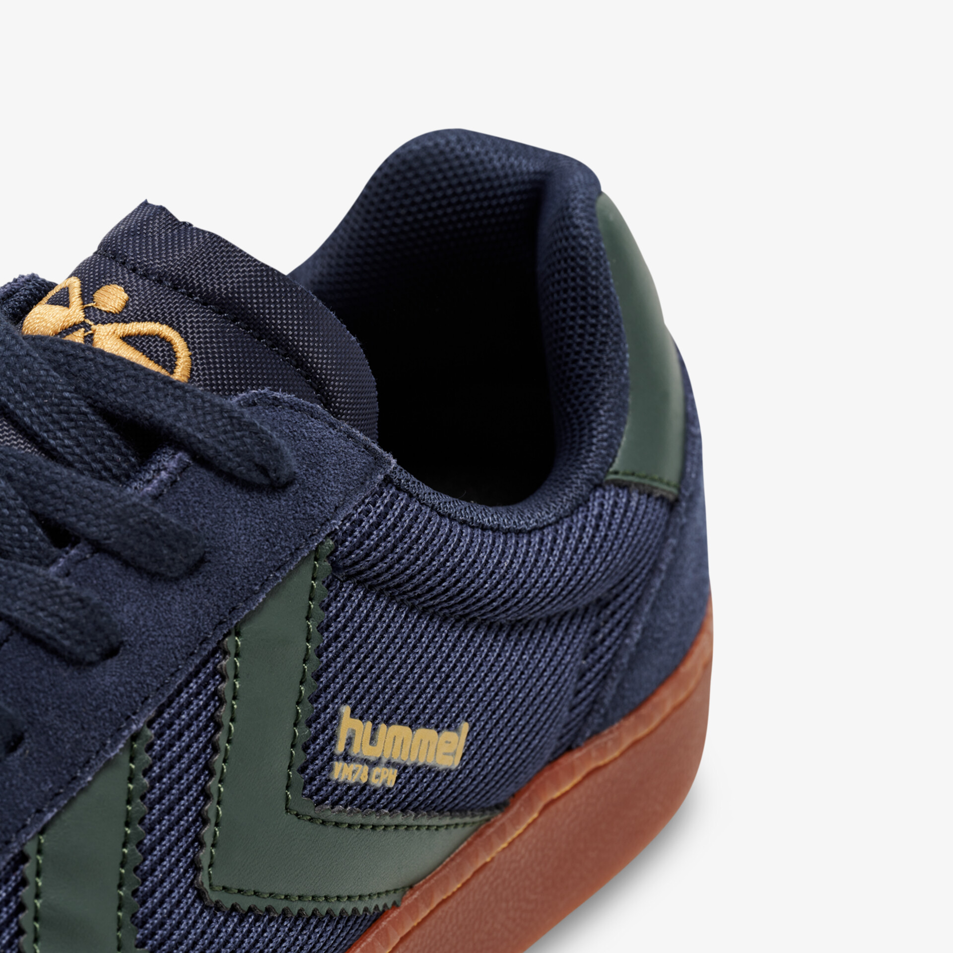 Detailaufnahme eines blauen Hummel Sneakers mit robuster brauner Sohle und gut sichtbarem Logo