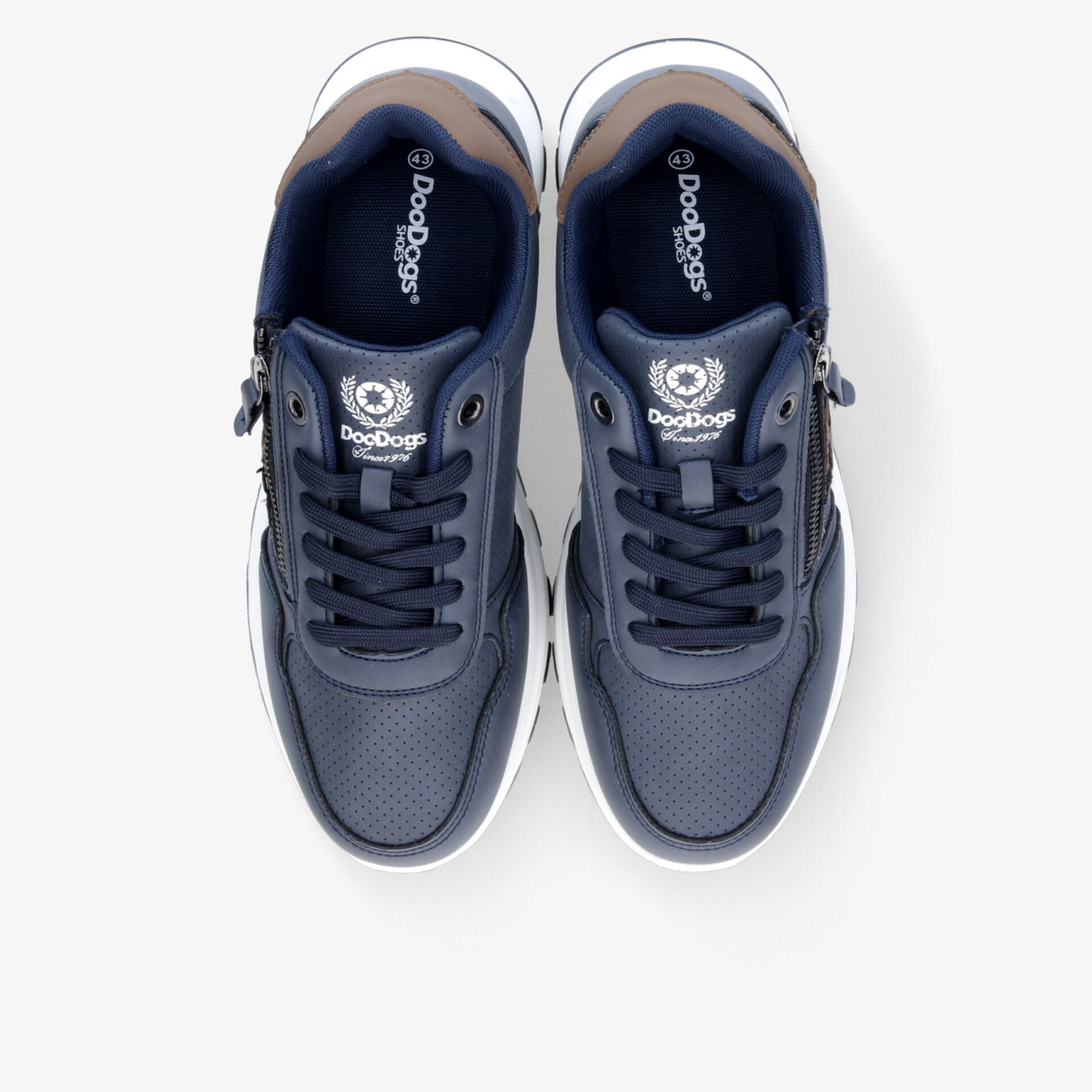 Sportliche blaue Sneaker im Paar von oben mit atmungsaktivem Material und modernem Design