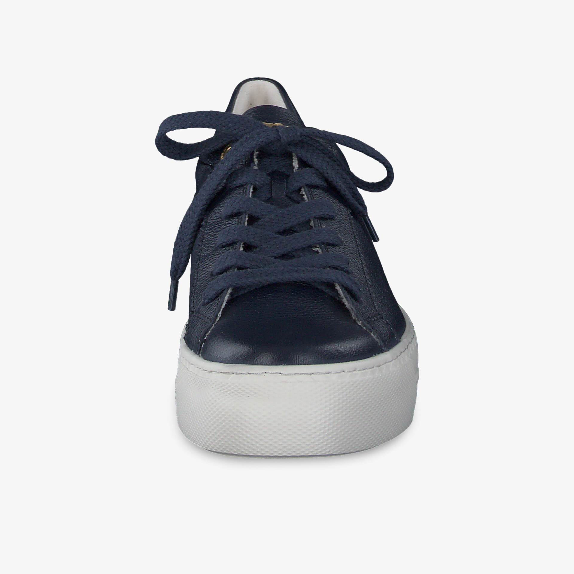 Schwarzer Sneaker in Frontansicht mit robuster weißer Sohle und praktischen Schnürsenkeln