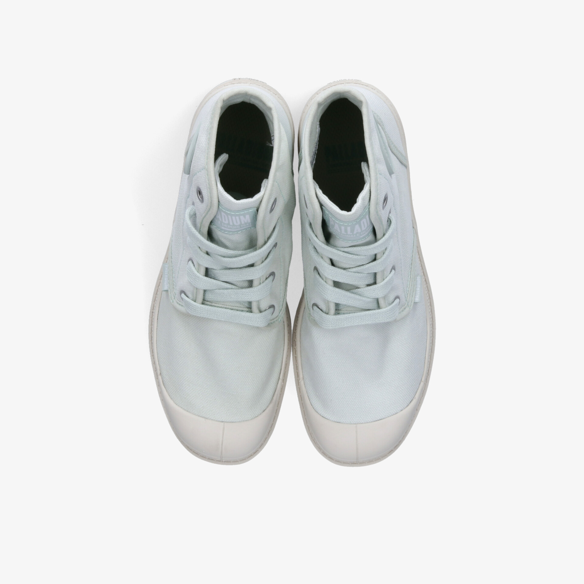 Sportliche weiße Sneaker als Paar, bequem mit leichter Sohle, moderne Schnürung und atmungsaktives Material