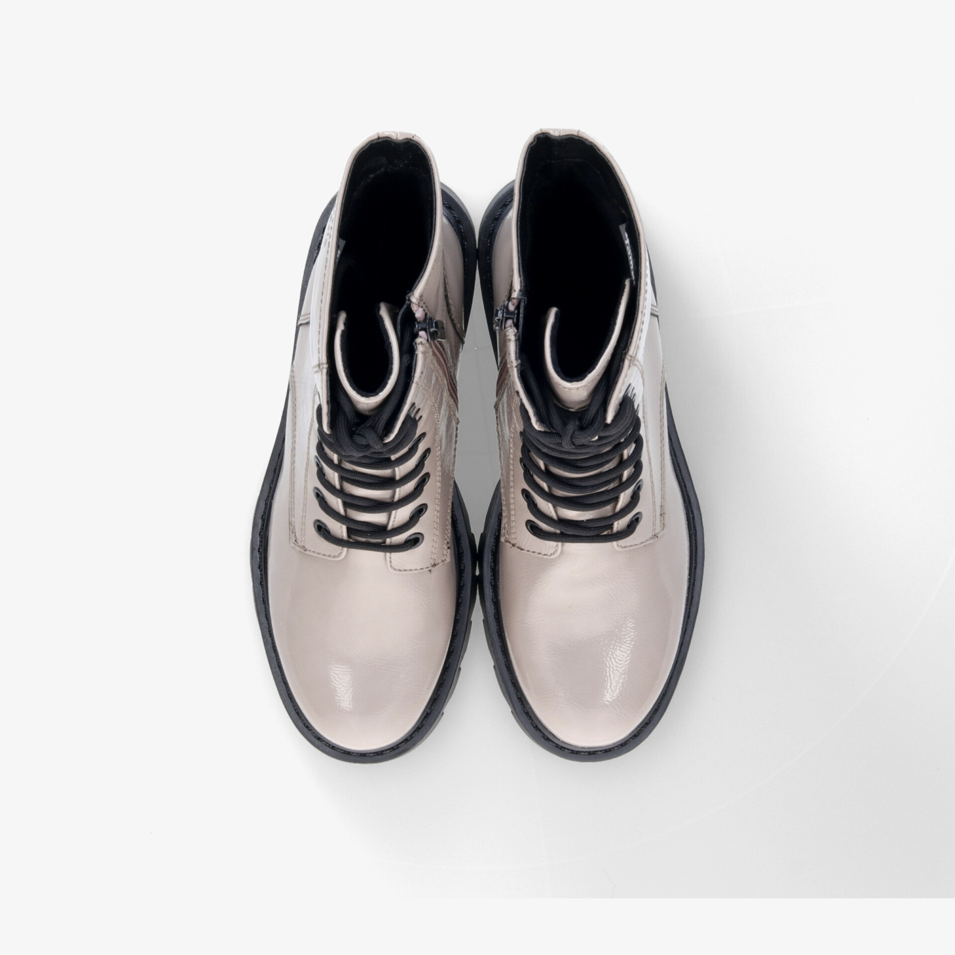 Bequeme und strapazierfähige Stiefel mit schnürung und rutschfester Sohle im modischen Design, Paaransicht von oben